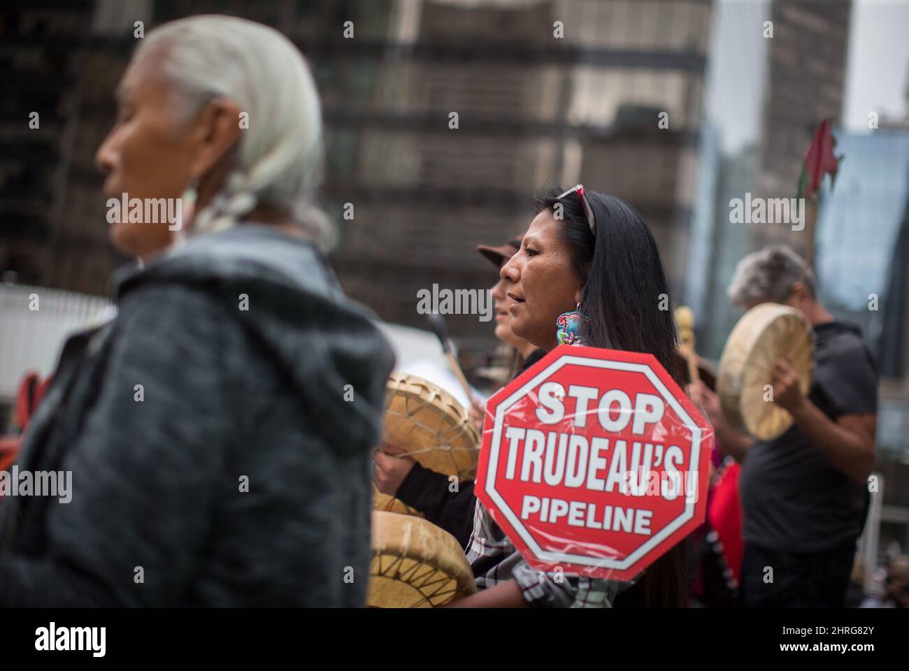Les gens se druent lors d'un rassemblement célébrant une décision récente de la Cour fédérale contre l'agrandissement du pipeline Kinder Morgan Trans Mountain, à Vancouver, le samedi 8 septembre 2018. LA PRESSE CANADIENNE/Darryl Dyck Banque D'Images