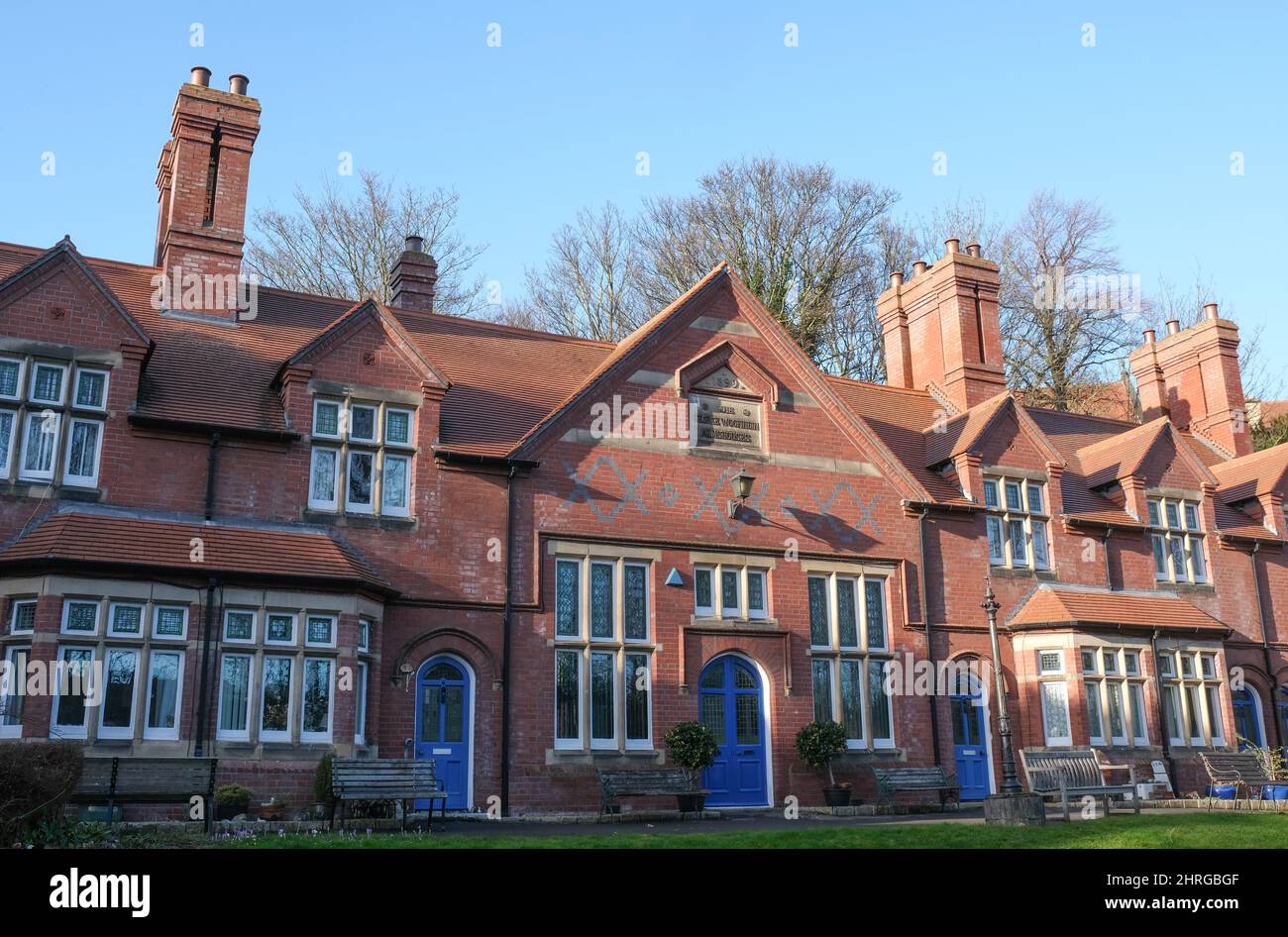 Les maisons George Woofindinin Alms, construites au début du siècle dans la ville de Sheffield. Banque D'Images