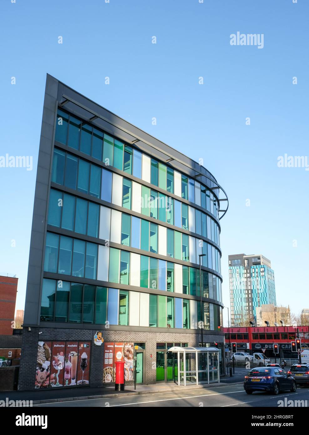 Un bâtiment moderne dans le centre-ville de Sheffield avec une façade incurvée étonnamment élégante et des fenêtres de bureau bleu-vert étincelantes. Banque D'Images