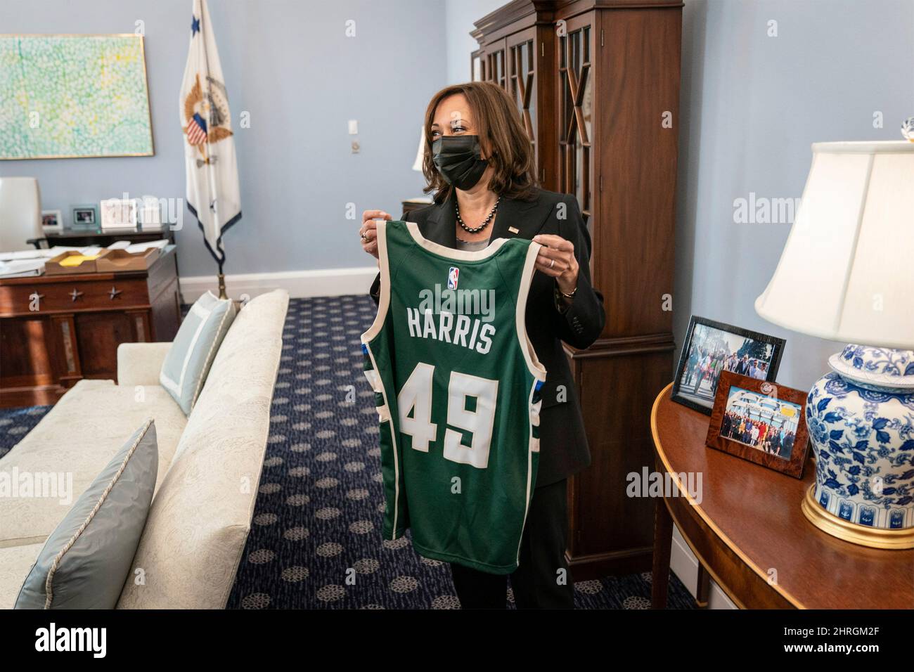 Kamala Harris, vice-présidente des États-Unis, tient un maillot de basket-ball Milwaukee Bucks dont le nom lui a été donné par les joueurs Brokke Lopez et Jrue Holiday dans son bureau de la Maison Blanche de l'aile ouest, le 8 novembre 2021 à Washington, D.C. Banque D'Images