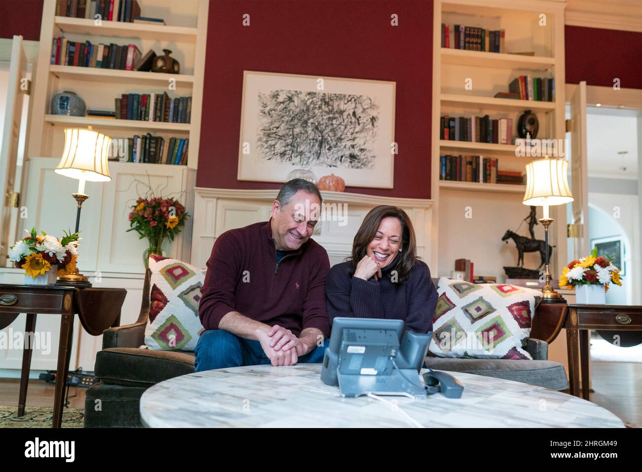 Kamala Harris, vice-président des États-Unis, et Douglas Emhoff, deuxième homme, appellent les troupes militaires au Koweït et à San Diego pour leur souhaiter un joyeux Thanksgiving de la résidence du vice-président, le 25 novembre 2021, à Washington Banque D'Images