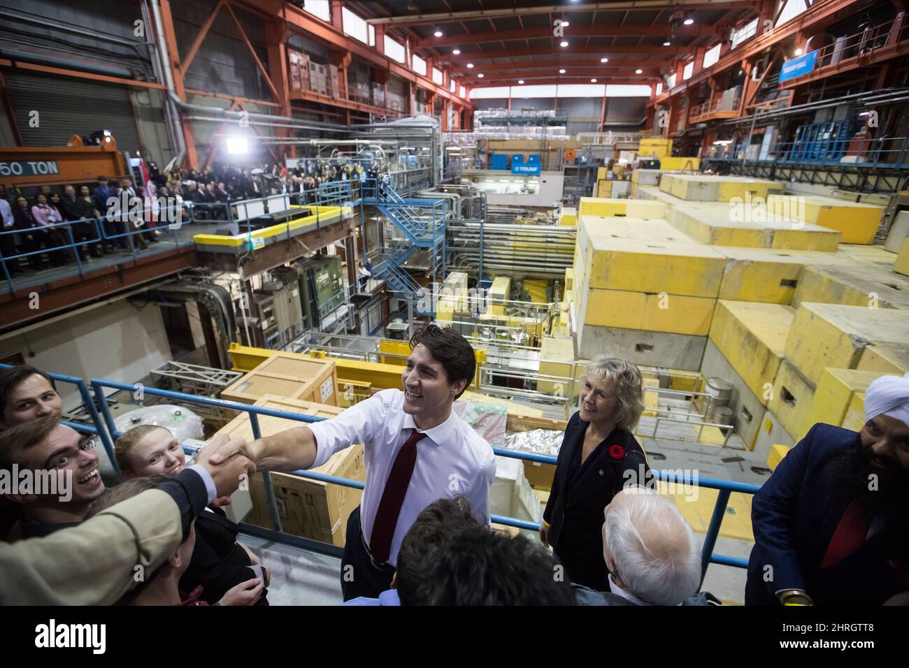 Le premier ministre Justin Trudeau, à gauche, et la députée Joyce Murray accueillent le personnel et les étudiants lors d'une visite à TRIUMF, l'accélérateur national de particules du Canada, qui appartient et est exploité en tant que coentreprise par un consortium d'universités, à l'Université de la Colombie-Britannique à Vancouver, le jeudi 1 novembre 2018. LA PRESSE CANADIENNE/Darryl Dyck Banque D'Images