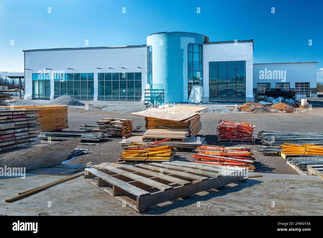 Plan horizontal de piles de matériaux sur un site de construction de gros magasin de boîtes. Banque D'Images