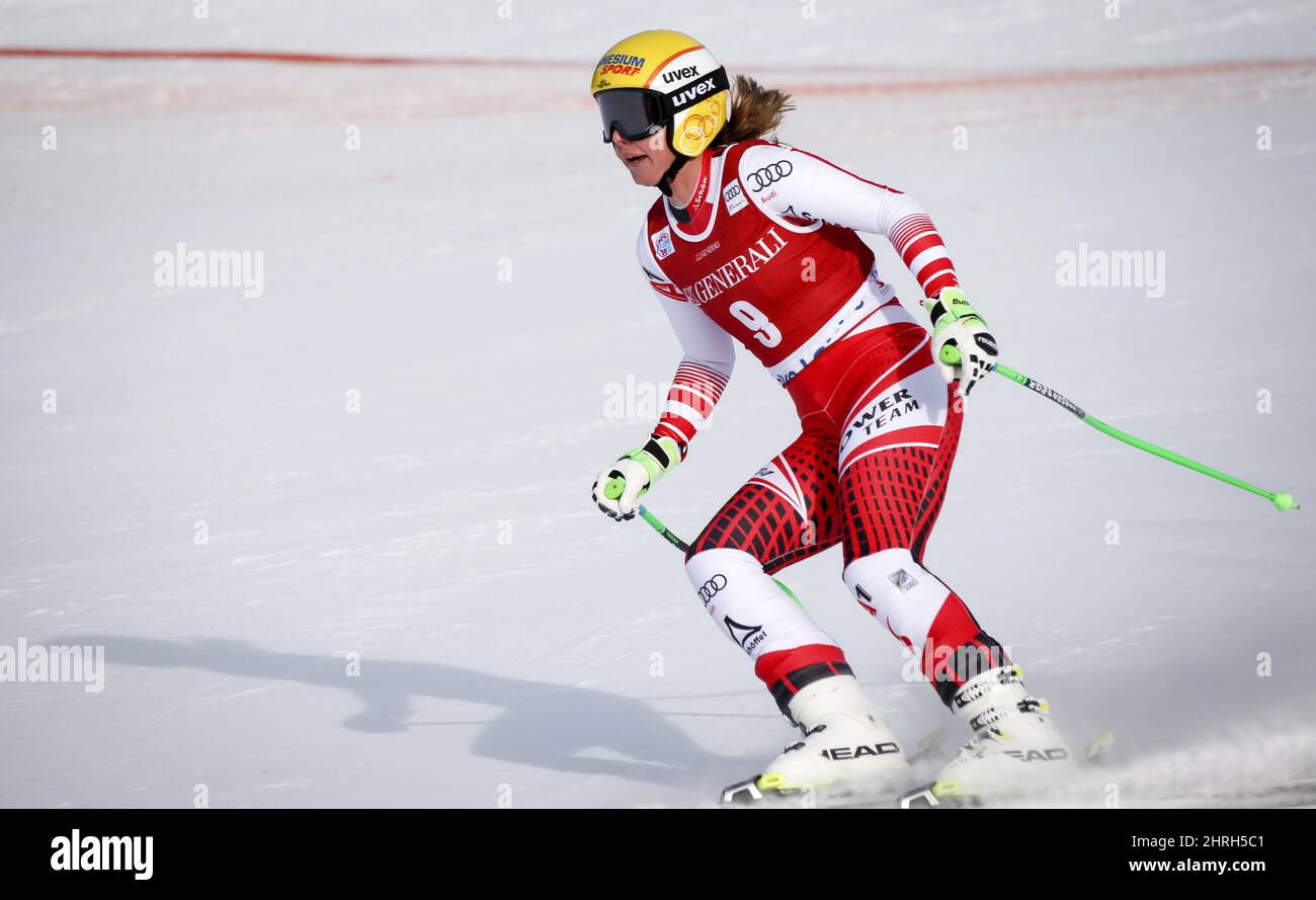 Cornelia Huetter, en Autriche, réagit dans la zone d'arrivée après sa course de ski alpin de la coupe du monde des femmes à Lake Louise, en Alberta, le samedi 1 décembre 2018. LA PRESSE CANADIENNE/Jeff McIntosh Banque D'Images