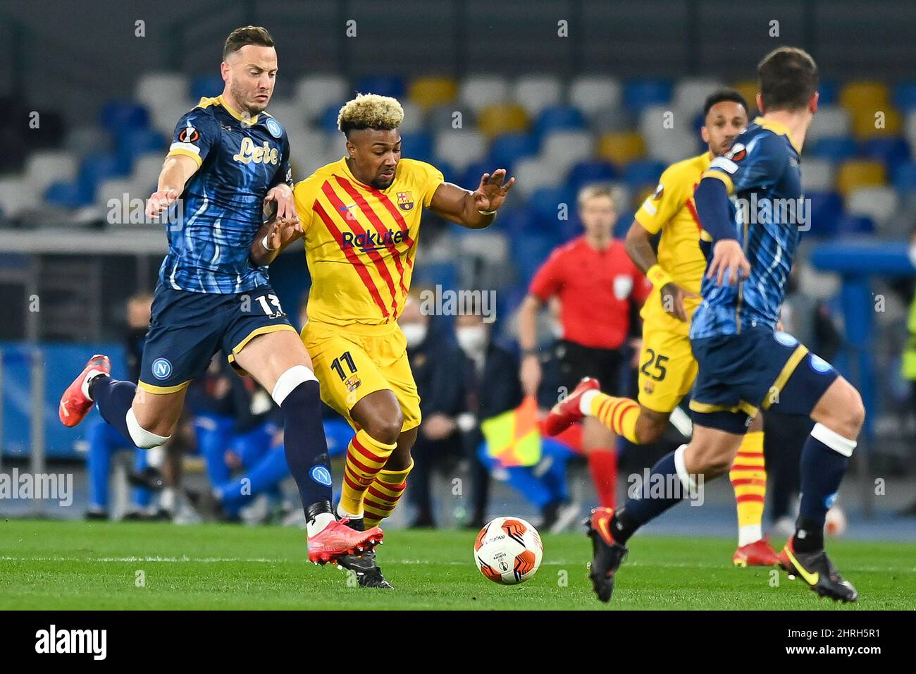 NAPLES, ITALIE - FÉVRIER 24 : Amir Rrahmani de la SSC Napoli, Adama Traore du FC Barcelone lors du match de l'UEFA Europa League entre la SSC Napoli et le FC B. Banque D'Images