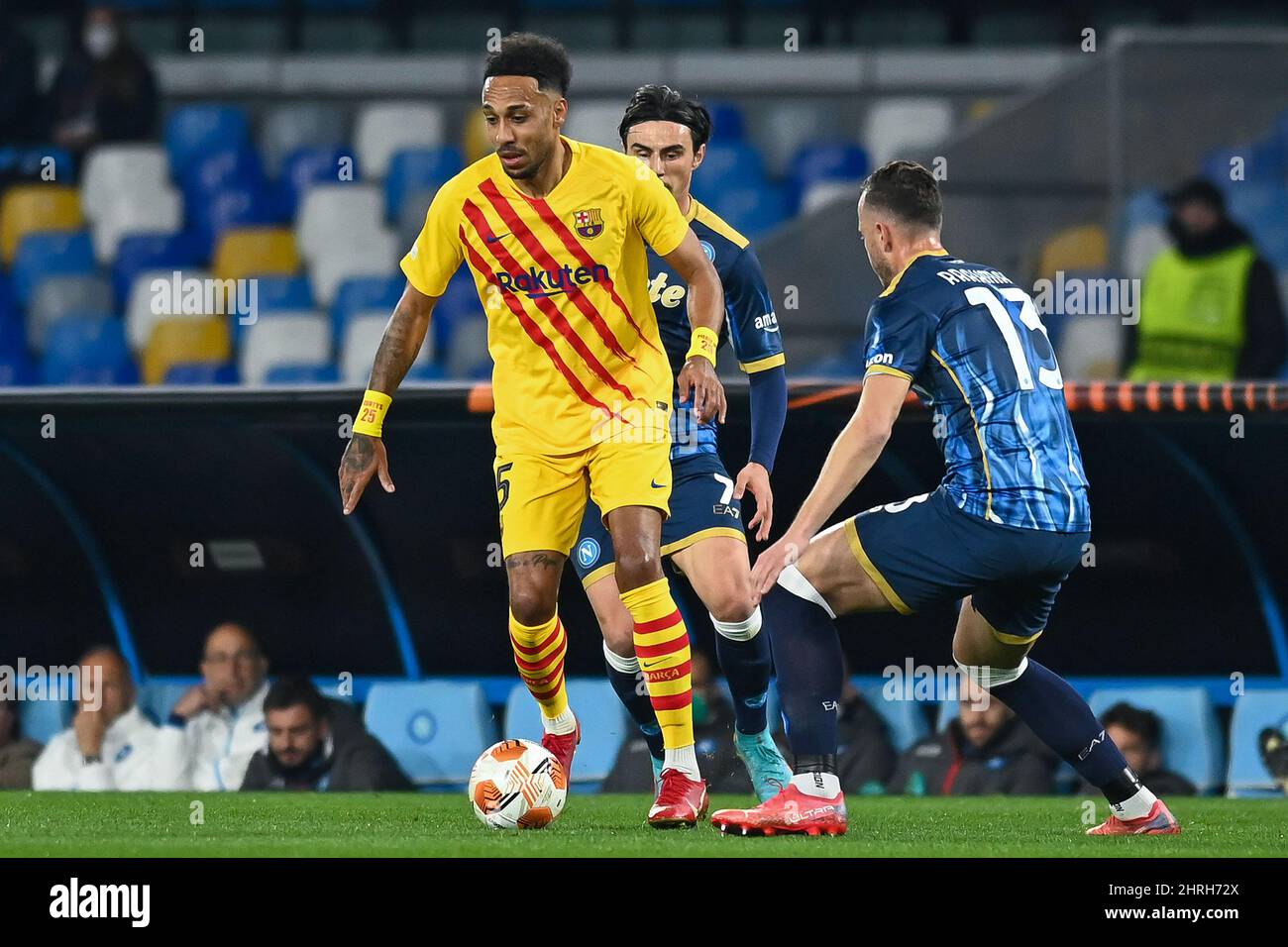 NAPLES, ITALIE - FÉVRIER 24 : Pierre-Emerick Aubameyang du FC Barcelone, Eljif Elmas de SSC Napoli, Amir Rrahmani de SSC Napoli pendant l'UEFA Europa Banque D'Images