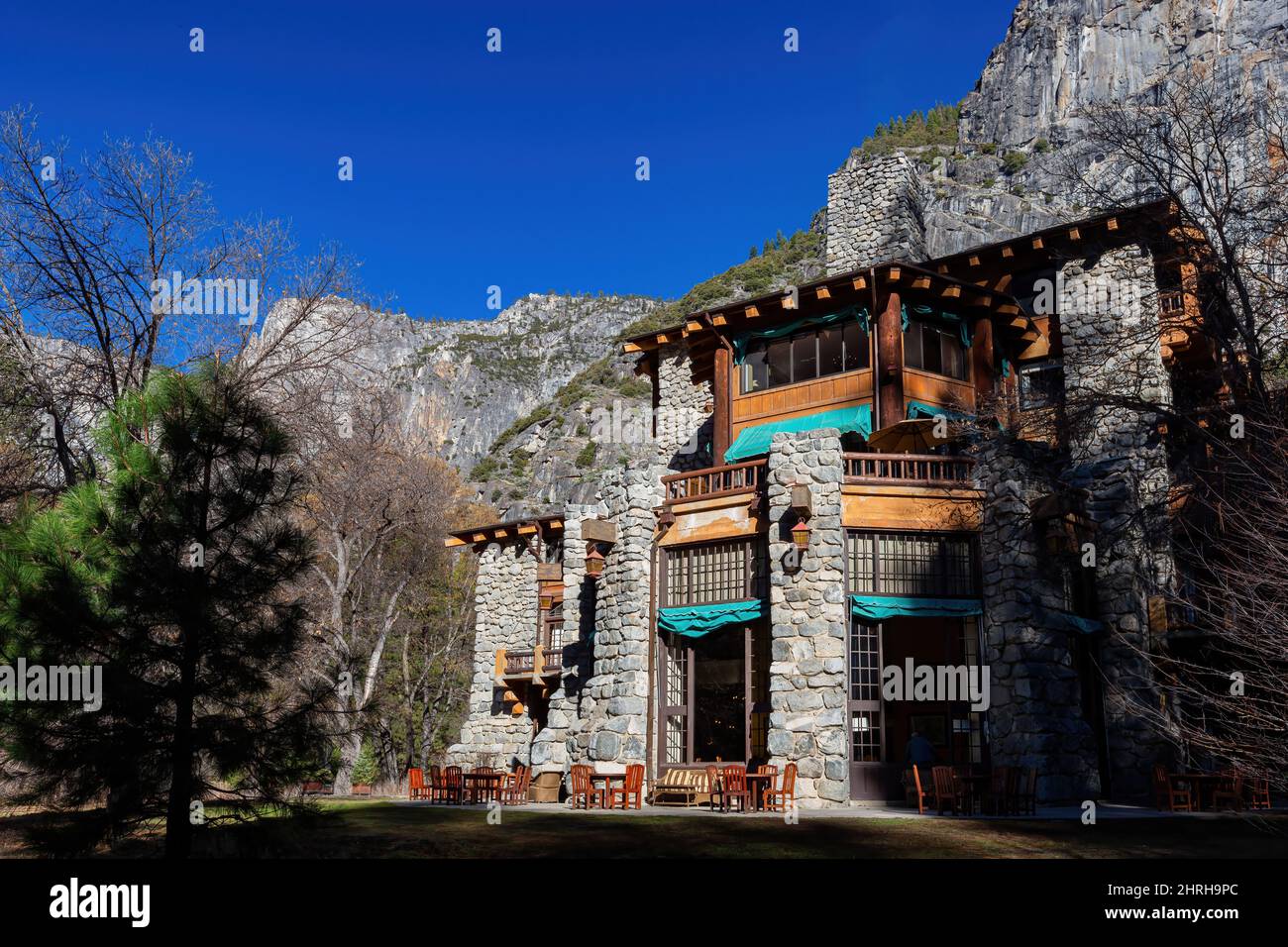 Vue extérieure ensoleillée de l'hôtel Ahwahnee dans le parc national de Yosemite en Californie Banque D'Images