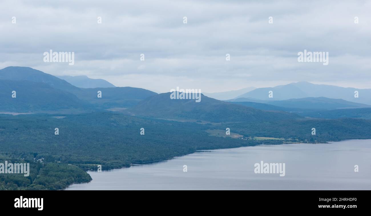 Observation des montagnes des Grampians, dont Beinn Achaladair à Glen Lyon, au-dessus du Loch Rannoch et du parc forestier de Rannoch Tay, Écosse, Royaume-Uni Banque D'Images