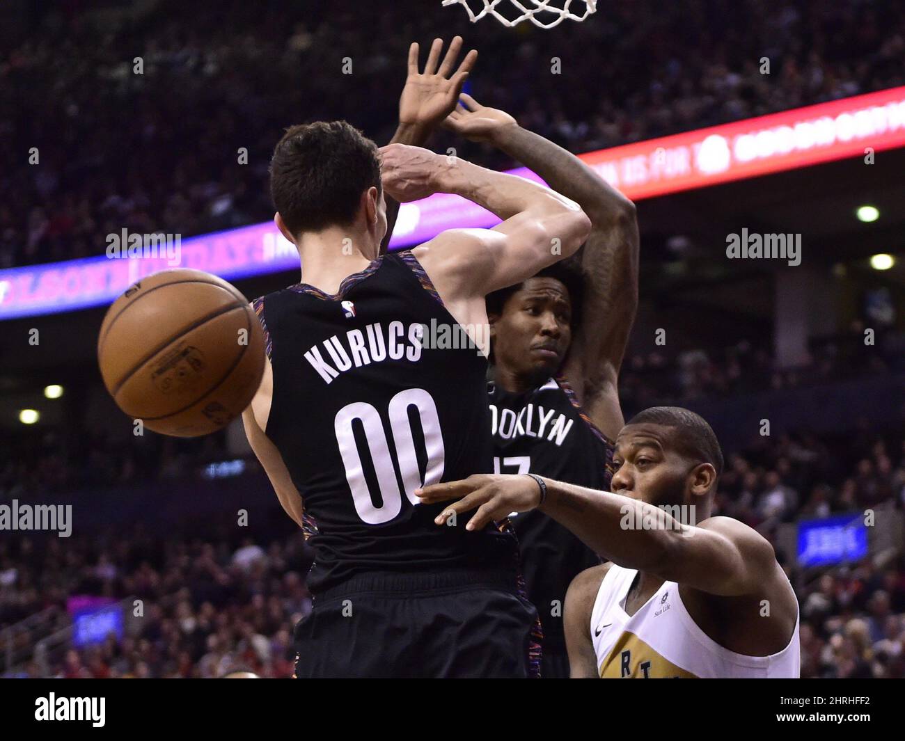 Le centre des rapaces de Toronto Greg Monroe (15) fait un laissez-passer couvert par les filets de Brooklyn en avant de Rodions Kurucs (00) pendant la deuxième partie de l'action de basketball de la NBA à Toronto le vendredi 11 janvier 2019. LA PRESSE CANADIENNE/Frank Gunn Banque D'Images