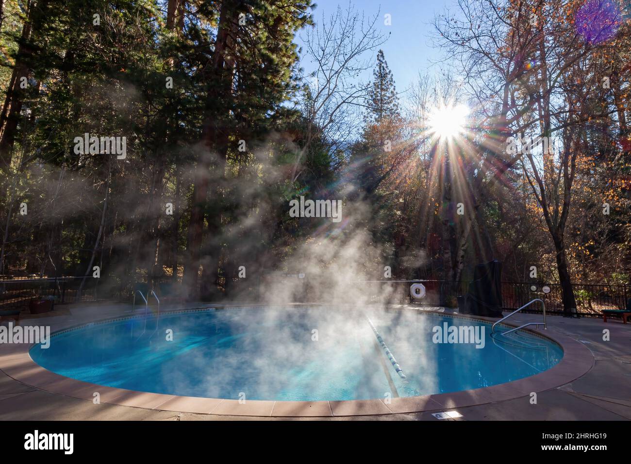 Vue extérieure ensoleillée de l'hôtel Ahwahnee dans le parc national de Yosemite en Californie Banque D'Images