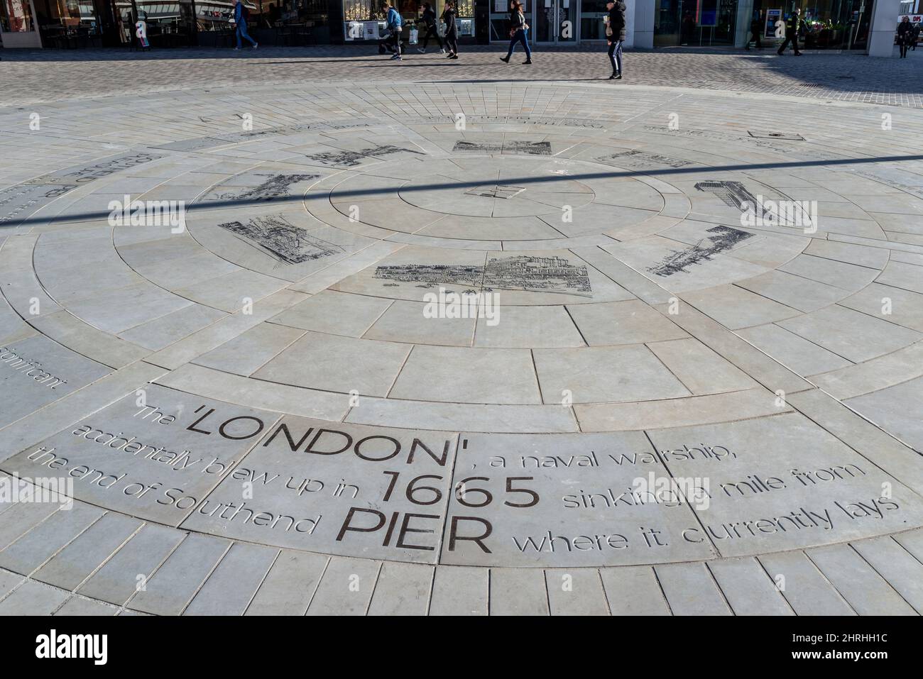 Nouveau cercle en pierre d'orientation au sommet de High Street à Southend on Sea, Essex, Royaume-Uni, présentant l'histoire locale. Épave du navire de guerre London Navy Banque D'Images
