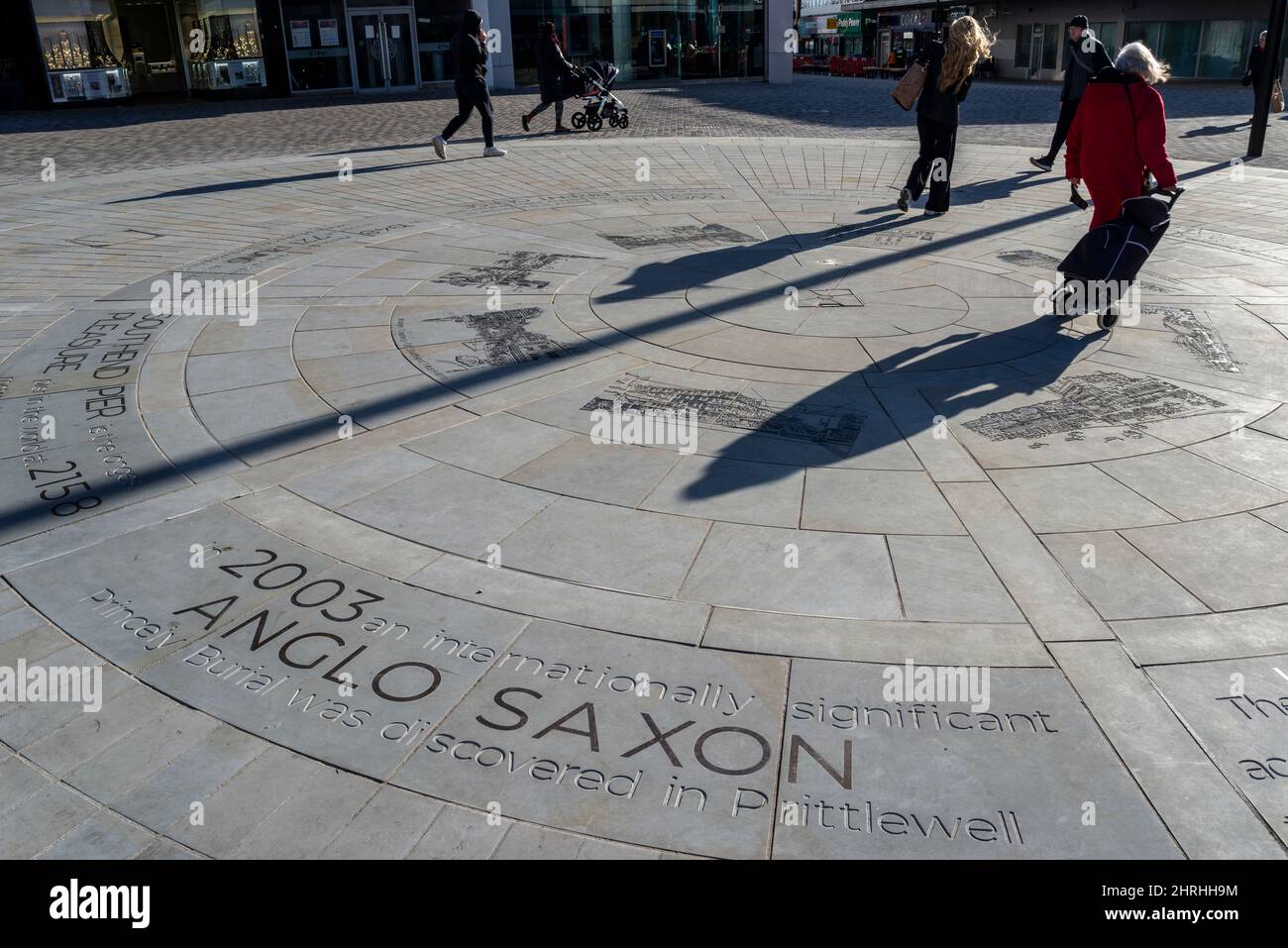 Nouveau cercle en pierre d'orientation au sommet de High Street à Southend on Sea, Essex, Royaume-Uni, présentant l'histoire locale. Enterrement princier anglo-saxon Banque D'Images