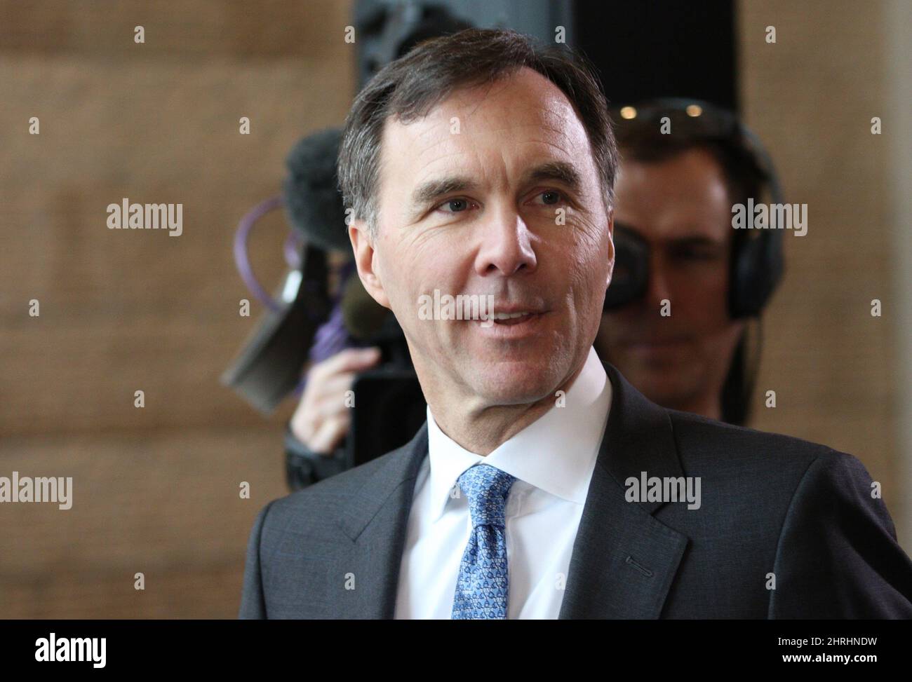 Le ministre fédéral des Finances, Bill Morneau, se présente pour une annonce concernant Freedom Mobile à Delta Ocean Pointe, à Victoria, en Colombie-Britannique, le vendredi 8 février 2019. LA PRESSE CANADIENNE/Chad Hipolito Banque D'Images