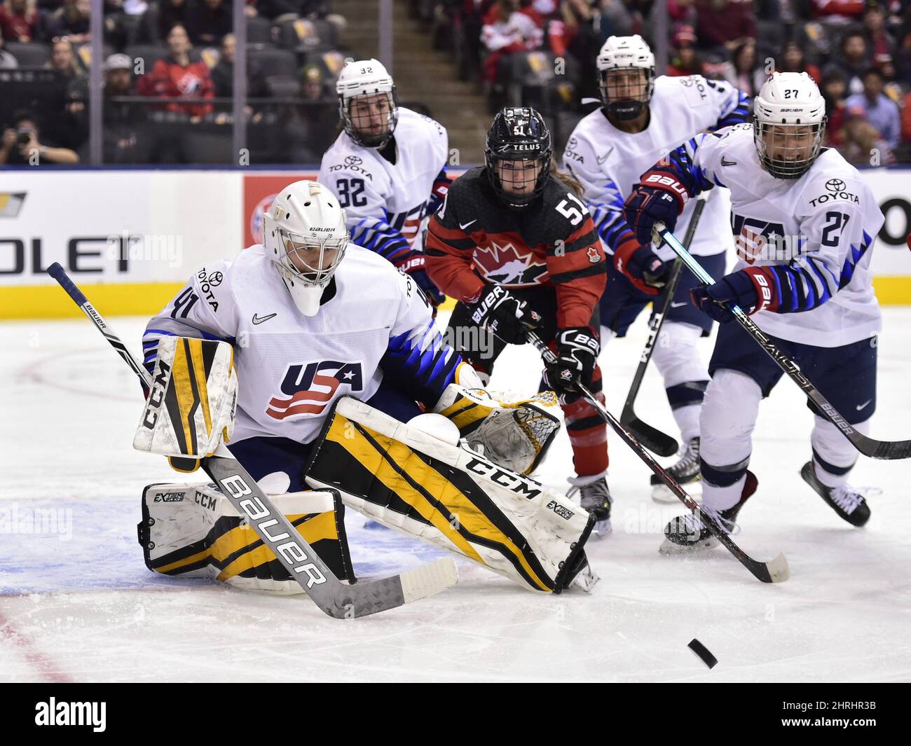 Le gardien de but des États-Unis Katie Burt (41) regarde le palet comme Victoria Bach (51) du Canada et Shelly Picard (27) des États-Unis patinent vers le palet pendant la première période de hockey de la série nationale de rivalité de l'équipe féminine à Toronto, le jeudi 14 février 2019. LA PRESSE CANADIENNE/Frank Gunn Banque D'Images