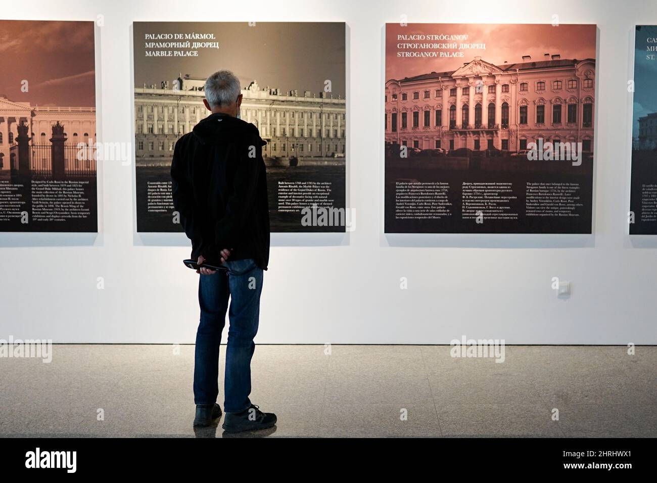 Un visiteur a vu regarder des œuvres d'art au cours de l'exposition "la guerre et la paix dans l'art russe" à Coleccion del Museo Ruso.l'équipe de communication de Coleccion del Museo Ruso à Malaga a confirmé qu'elles tiendront toutes les activités prévues normalement après que l'Union européenne et les États-Unis aient annoncé des sanctions contre La Russie pour l'attaque militaire en Ukraine. Coleccion del Museo Ruso de Malaga est une filiale du Musée russe d'Etat de Saint-Pétersbourg. Cette galerie a été le premier musée d'Etat des arts plastiques russes fondé dans le pays par décret du dernier tsar russe, Nicholas Romanov Banque D'Images