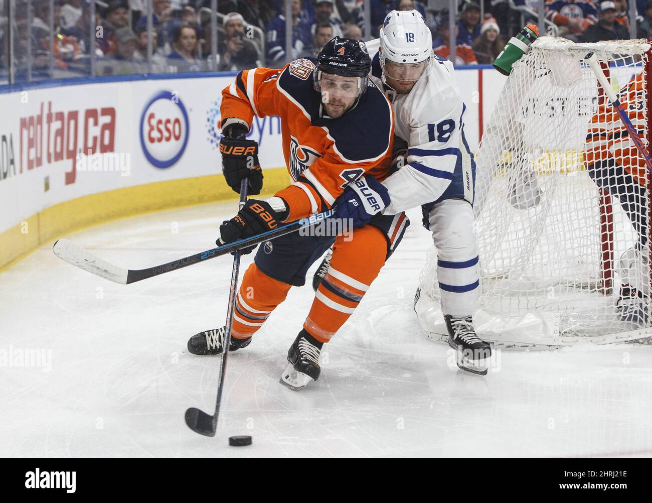 Andreas Johnsson (18) de Toronto Maple Leafs chase Edmonton Oilers Kris Russell (4) lors de la première période d'action de la LNH à Edmonton, le samedi 9 mars 2019. LA PRESSE CANADIENNE/Jason Franson Banque D'Images