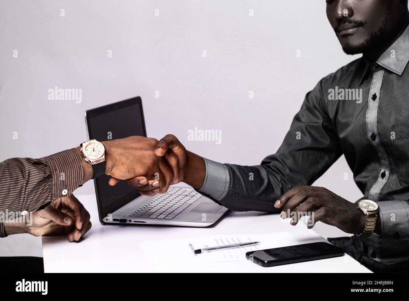 Prise de vue d'un jeune homme africain qui se secoue la main avec ...