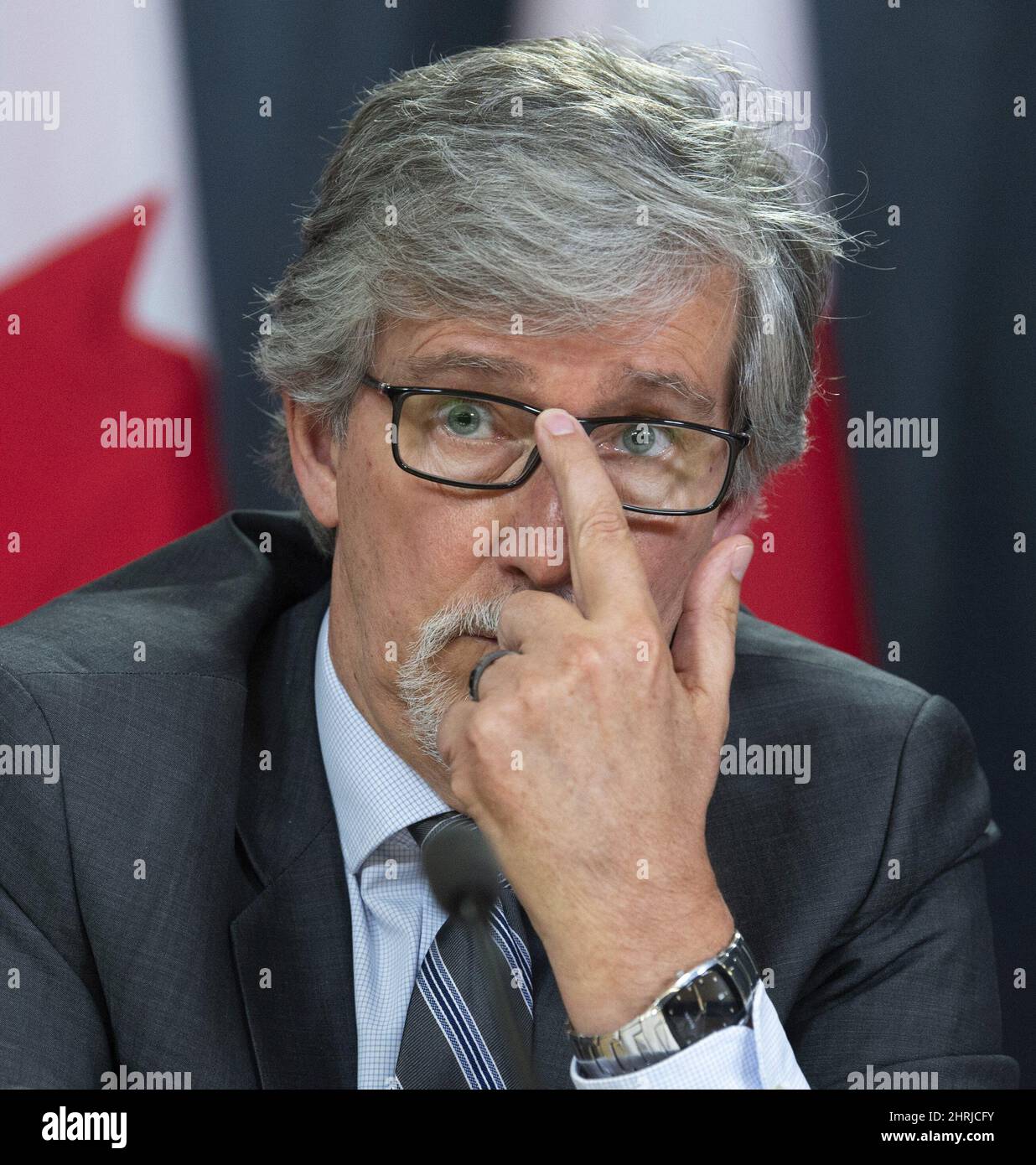 Le commissaire à la protection de la vie privée du Canada, Daniel Therrien, prend la parole lors d'une conférence de presse, le jeudi 25 avril 2019, à Ottawa. LA PRESSE CANADIENNE/Adrian Wyld Banque D'Images