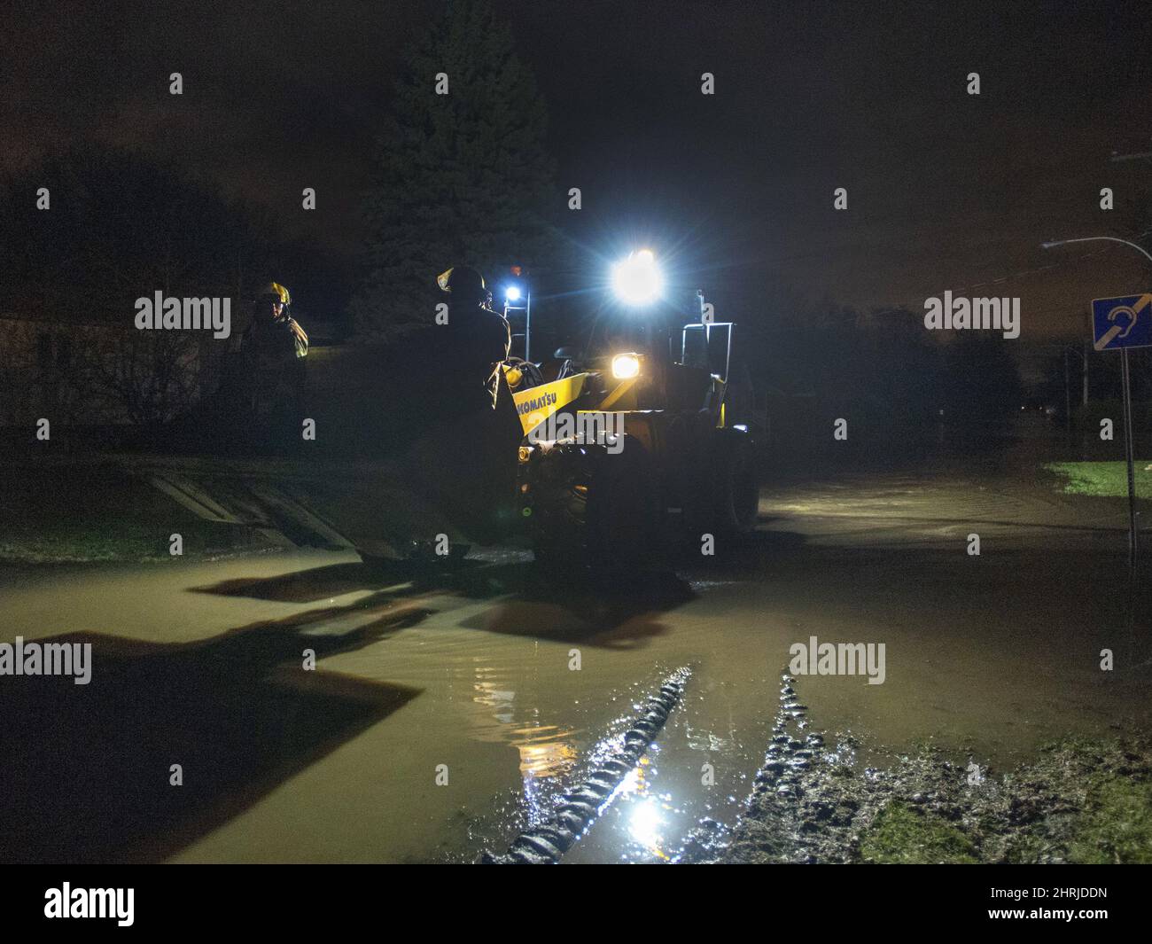 Les Pompiers Utilisent Un Tracteur Pour Traverser Une Rue Inond e Apr s les-pompiers-utilisent-un-tracteur-pour-traverser-une-rue-inond-e-apr-s