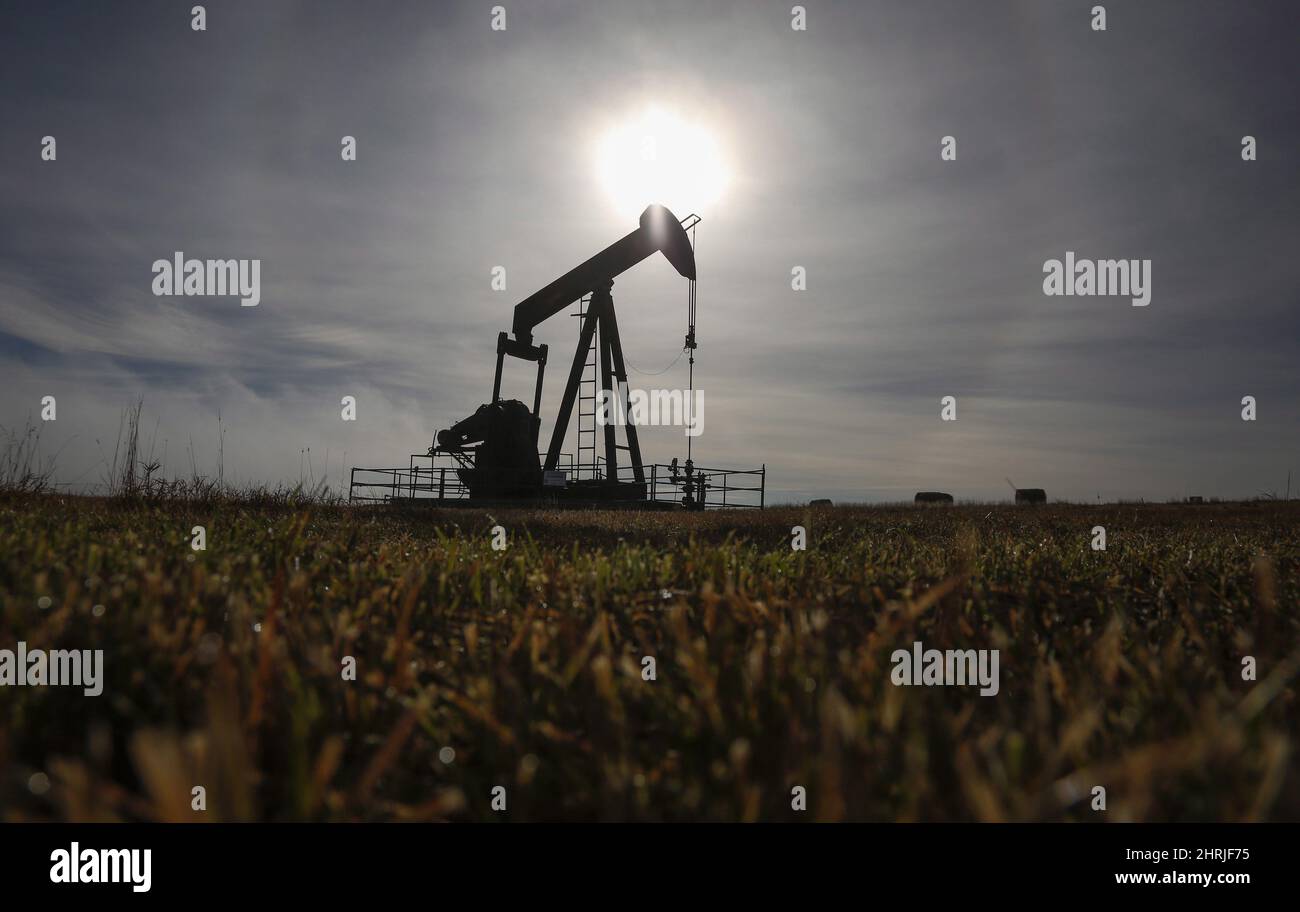 Un pompjack travaille à la tête d'un puits sur une installation de pétrole et de gaz près de Cremona, en Alberta, le samedi 29 octobre 2016. L'Alberta Orphan Well Association affirme qu'elle a pris la mesure « sans précédent » d'avoir un récepteur nommé pour gérer les actifs pétroliers et gaziers de Failed Trident exploration. LA PRESSE CANADIENNE/Jeff McIntosh Banque D'Images