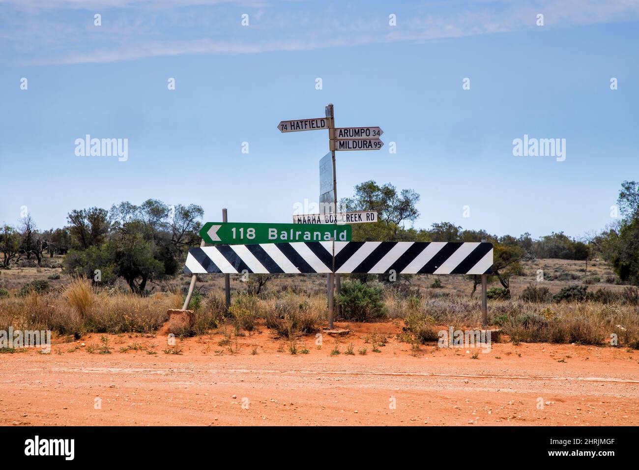 Indications d'accès et distances panneau d'information dans le parc national du lac Mungo de l'outback australien zone de route non scellée. Banque D'Images