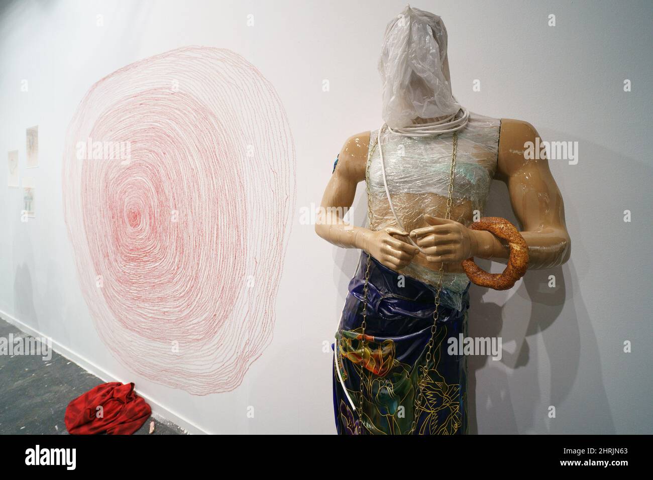Madrid, Espagne. 25th févr. 2022. Une œuvre d'art est exposée de la galerie HUA pendant le troisième jour de la foire internationale d'art contemporain (ARCO) de 40th qui se tient au parc des expositions IFEMA.ARCOmadrid est la foire internationale d'art contemporain de l'Espagne qui, depuis 1982, a été l'une des principales plates-formes du marché de l'art et une pièce essentielle du circuit international consacré à la promotion et à la diffusion de la création artistique. Crédit : SOPA Images Limited/Alamy Live News Banque D'Images