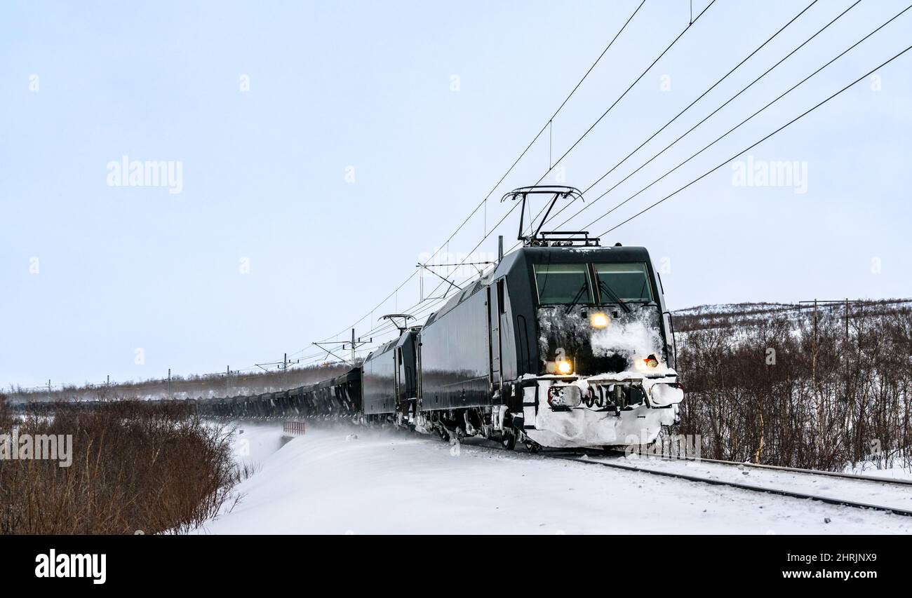 Train de marchandises près du village d'Abisko en Suède Banque D'Images