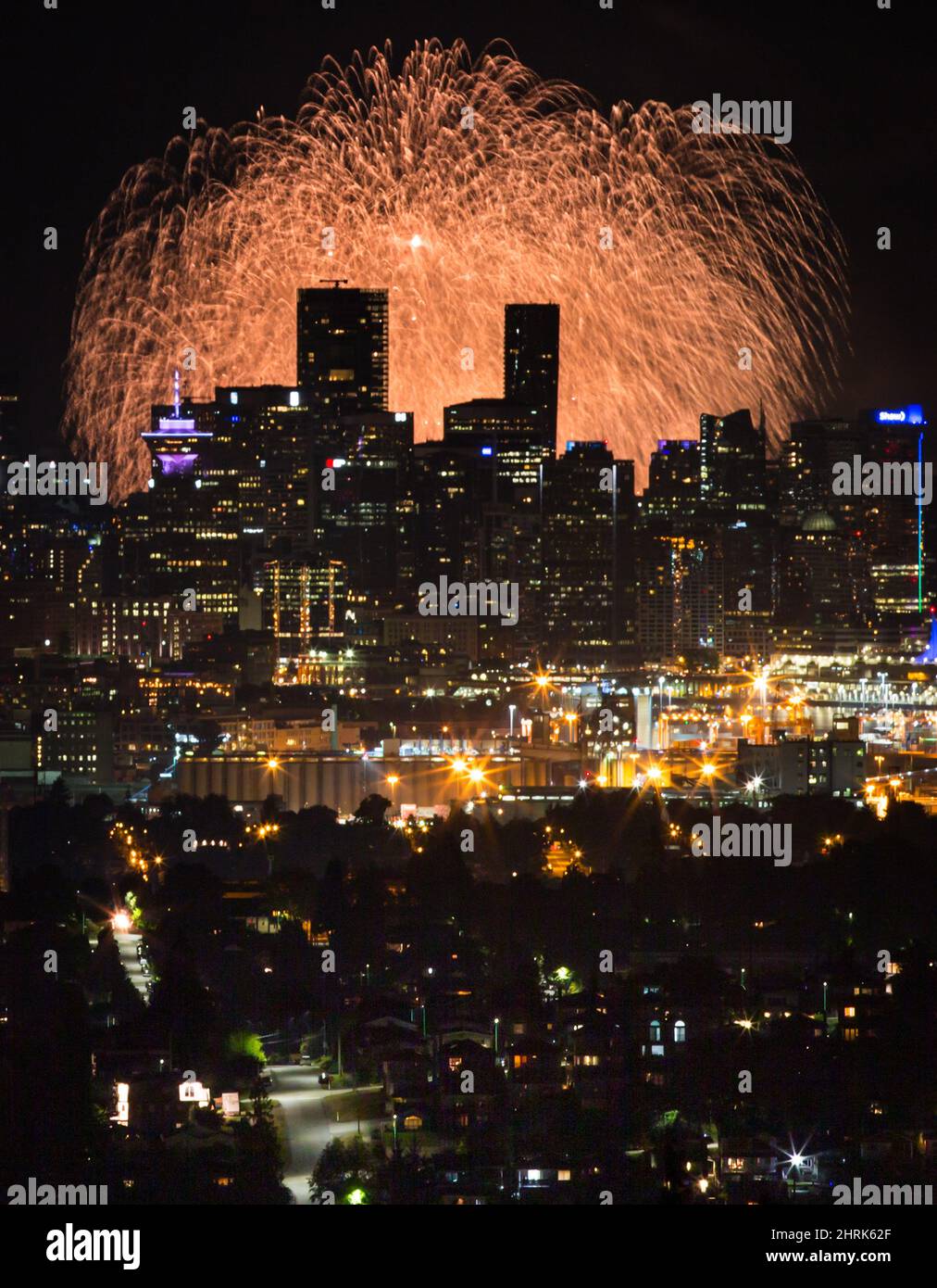 Vu de Burnaby Mountain à environ 16 kilomètres, des feux d'artifice explosent derrière les gratte-ciel du centre-ville de Vancouver alors qu'une équipe pyrotechnique de Croatie termine la dernière nuit de la Honda Celebration of Light, à Vancouver, le samedi 3 août 2019. Des équipes de l'Inde, du Canada et de la Croatie ont participé pendant trois nuits à des tirs d'obus d'une barge sur English Bay lors du festival international annuel des feux d'artifice qui attire des centaines de milliers de personnes à observer chaque nuit. LA PRESSE CANADIENNE/Darryl Dyck Banque D'Images