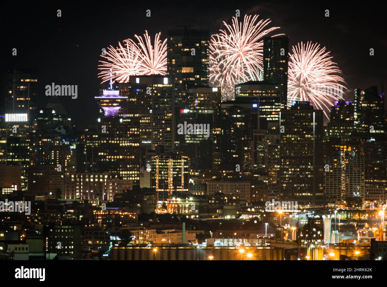 Vu de Burnaby Mountain à environ 16 kilomètres, des feux d'artifice explosent derrière les gratte-ciel du centre-ville de Vancouver alors qu'une équipe pyrotechnique de Croatie termine la dernière nuit de la Honda Celebration of Light, à Vancouver, le samedi 3 août 2019. Des équipes de l'Inde, du Canada et de la Croatie ont participé pendant trois nuits à des tirs d'obus d'une barge sur English Bay lors du festival international annuel des feux d'artifice qui attire des centaines de milliers de personnes à observer chaque nuit. LA PRESSE CANADIENNE/Darryl Dyck Banque D'Images