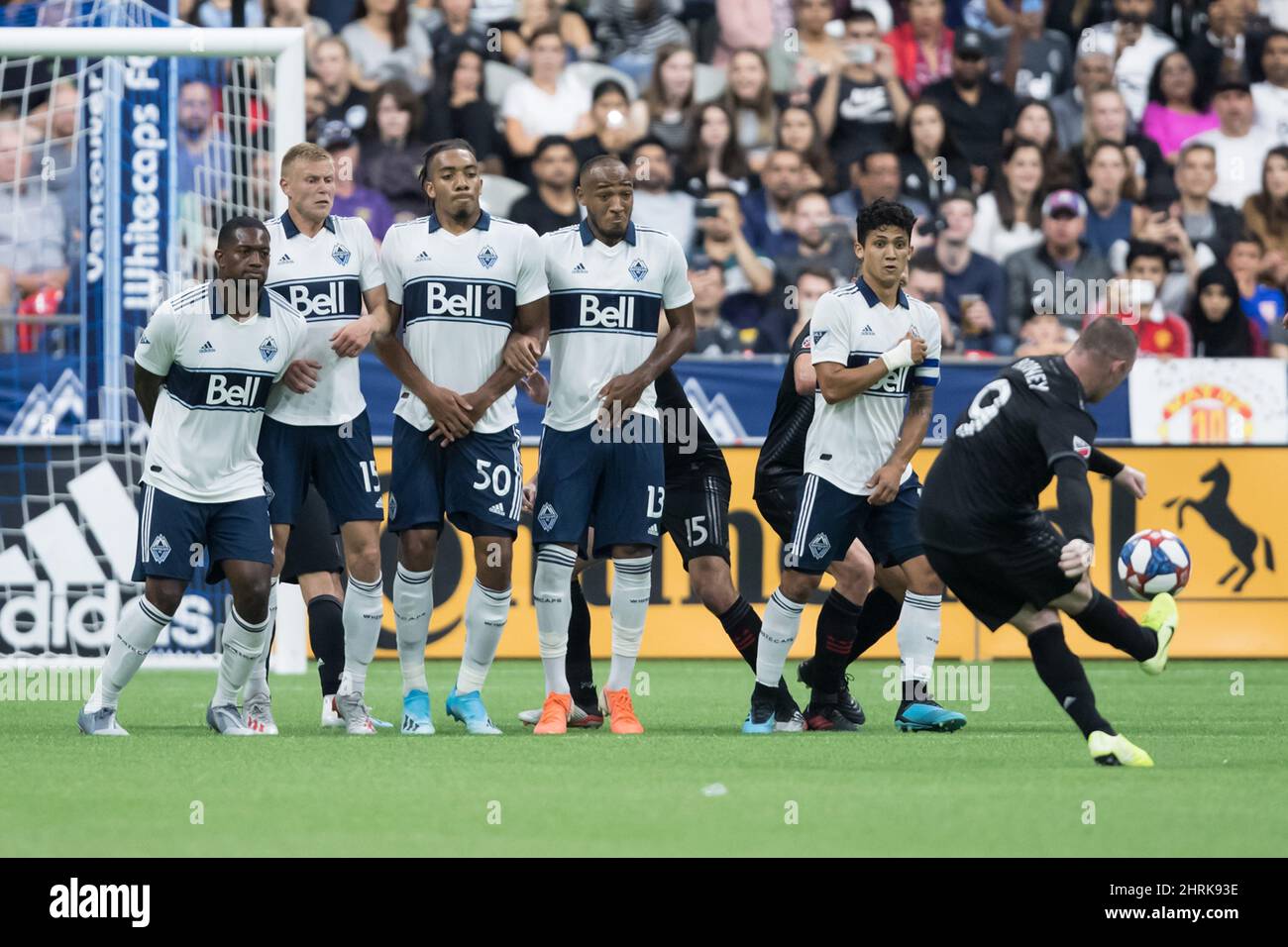 Doneil Henry des Whitecaps de Vancouver, de gauche à droite, Andy Rose, Theo Bair, Derek Cornelius et Fredy Montero se défendent en tant que Wayne Rooney, de D.C. United, prend un coup de pied gratuit pendant la deuxième partie d'un match de soccer MLS à Vancouver, le samedi 17 août 2019. LA PRESSE CANADIENNE/Darryl Dyck Banque D'Images