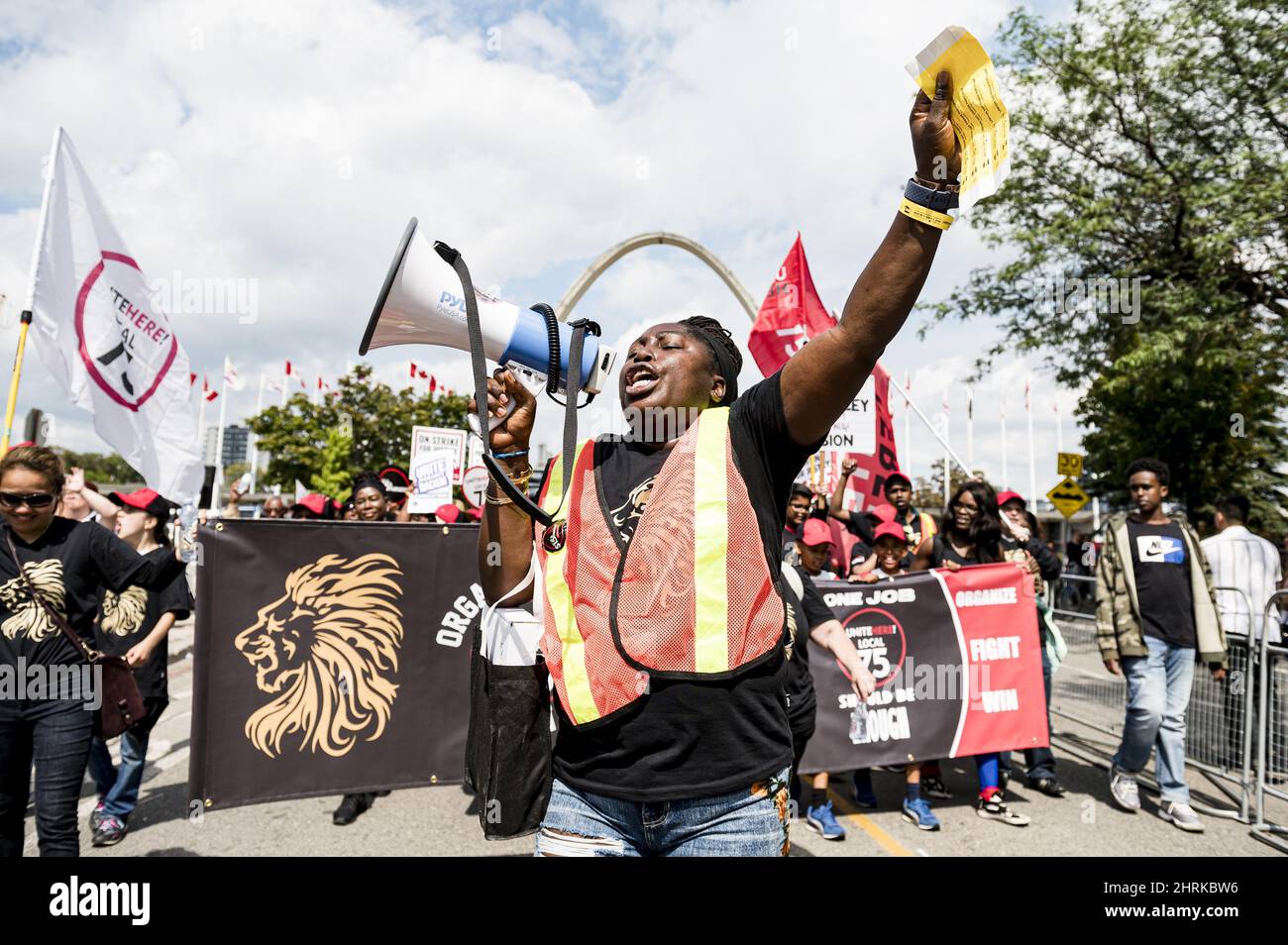 Des marcheurs de Unite Here entrent dans le CNE lors du défilé de la ...
