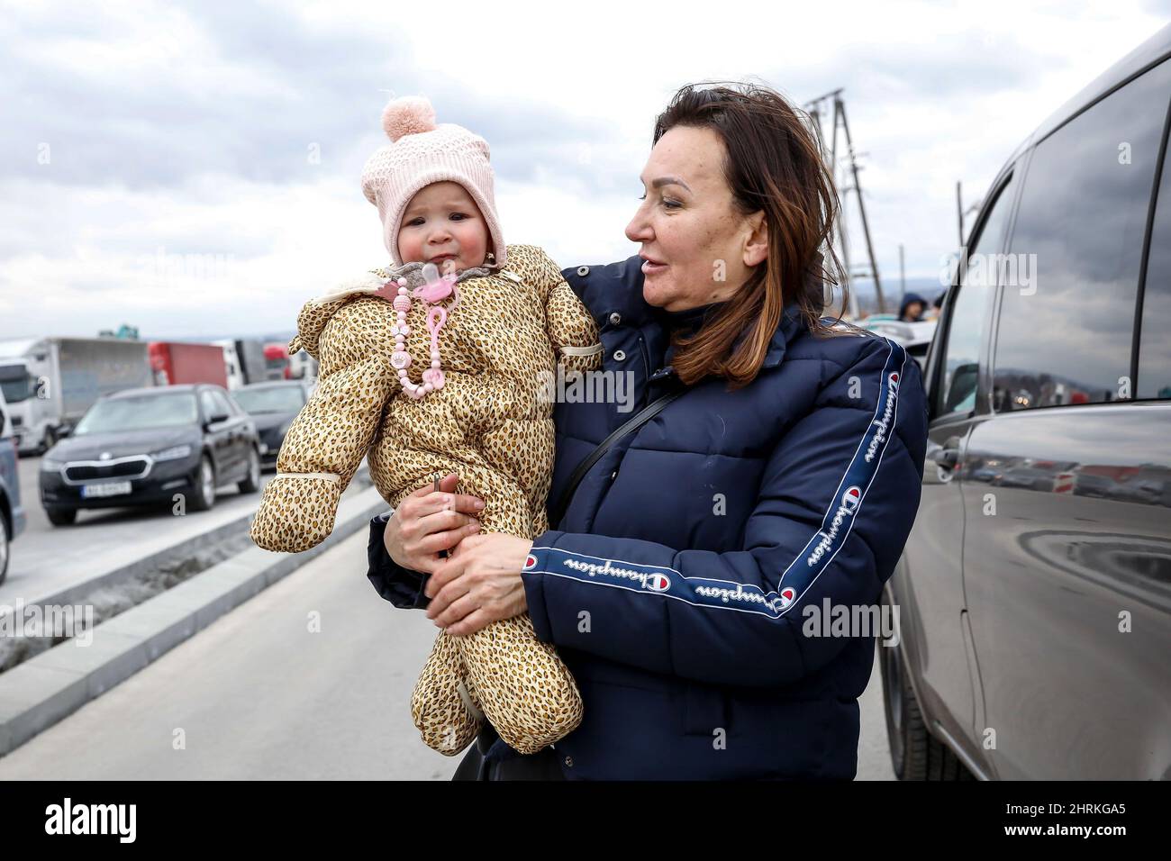 Medyka, Pologne. 25th févr. 2022. Une femme ukrainienne vue avec son bébé au passage frontalier alors que la Russie prend plus de territoire ukrainien. Alors que l'armée de la Fédération de Russie a franchi les frontières ukrainiennes, le conflit entre l'Ukraine et le russe devrait forcer jusqu'à 5 millions d'Ukrainiens à fuir. La plupart des réfugiés vont chercher asile en Pologne. La plupart des évadés actuels sont des familles de ces Ukrainiens qui travaillent déjà en Pologne. Les postes frontière sont remplis de milliers d'hommes et de femmes qui attendent leurs proches. (Photo par Dominika Zarzycka/SOPA Images/Sipa USA) crédit: SIPA USA/Alay Live News Banque D'Images