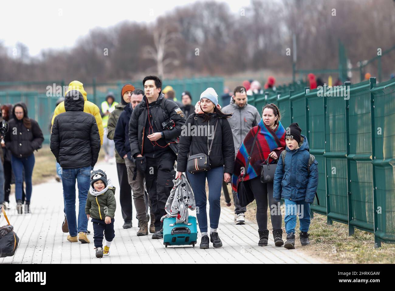 Les enfants et les familles ukrainiennes ont vu marcher à travers le passage frontalier alors que la Russie prend plus de territoire ukrainien. Alors que l'armée de la Fédération de Russie a franchi les frontières ukrainiennes, le conflit entre l'Ukraine et le russe devrait forcer jusqu'à 5 millions d'Ukrainiens à fuir. La plupart des réfugiés vont chercher asile en Pologne. La plupart des évadés actuels sont des familles de ces Ukrainiens qui travaillent déjà en Pologne. Les postes frontière sont remplis de milliers d'hommes et de femmes qui attendent leurs proches. (Photo par Dominika Zarzycka/SOPA Images/Sipa USA) Banque D'Images