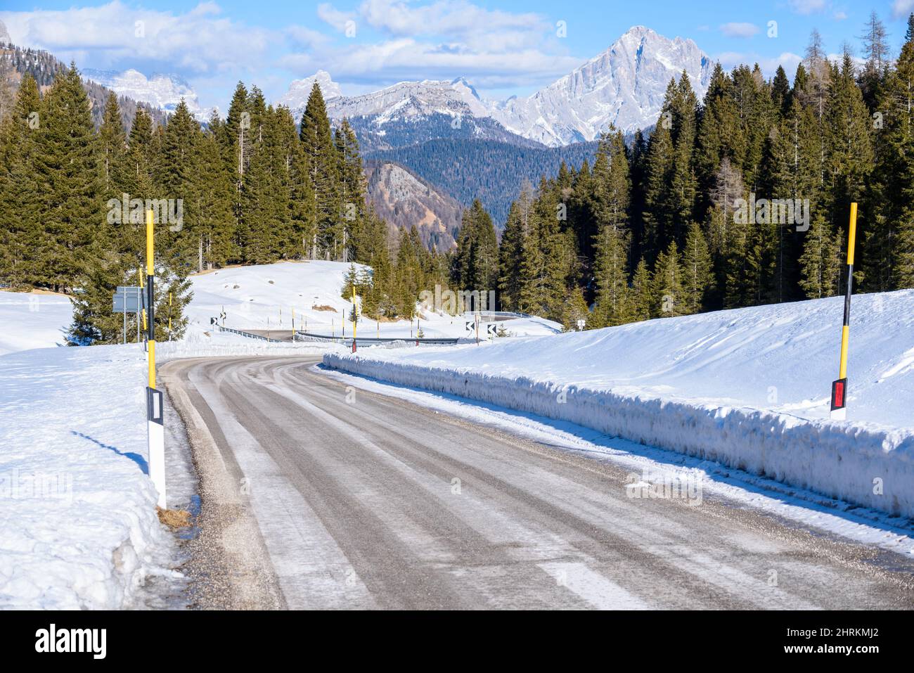 Passez la route sinueuse dans les montagnes lors d'une journée d'hiver ensoleillée Banque D'Images