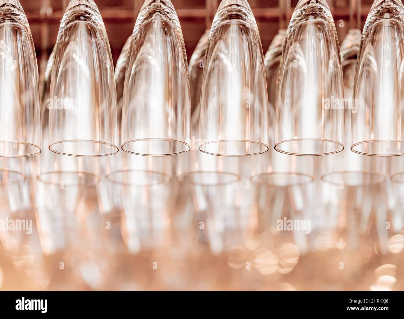 Image détaillée d'un groupe de verres à champagne suspendus au-dessus d'un bar Banque D'Images