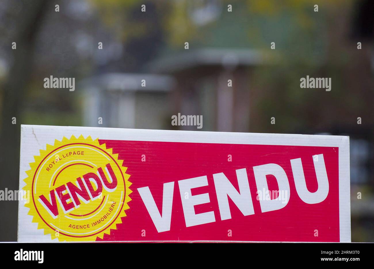 Un signe signifiant vendu est montré sur l'île ouest de Montréal, le samedi 4 novembre 2017. L'Association professionnelle des courtiers immobiliers du Québec affirme que les ventes de maisons de la région de Montréal ont augmenté de 13 % en novembre par rapport à un an plus tôt. L'association indique qu'il y a eu 4 084 ventes dans la région métropolitaine de Montréal. LA PRESSE CANADIENNE/Graham Hughes Banque D'Images