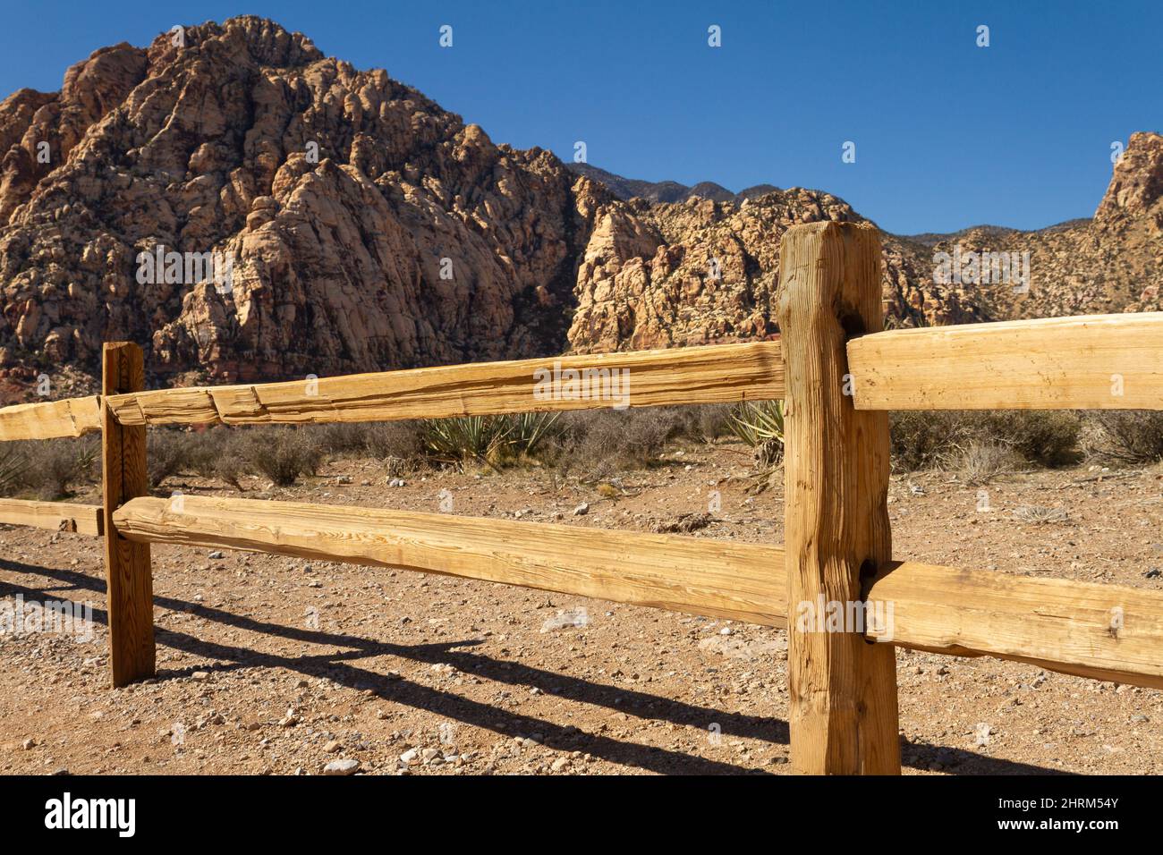 Ancienne clôture en bois de style occidental dans un paysage désertique du Nevada Banque D'Images
