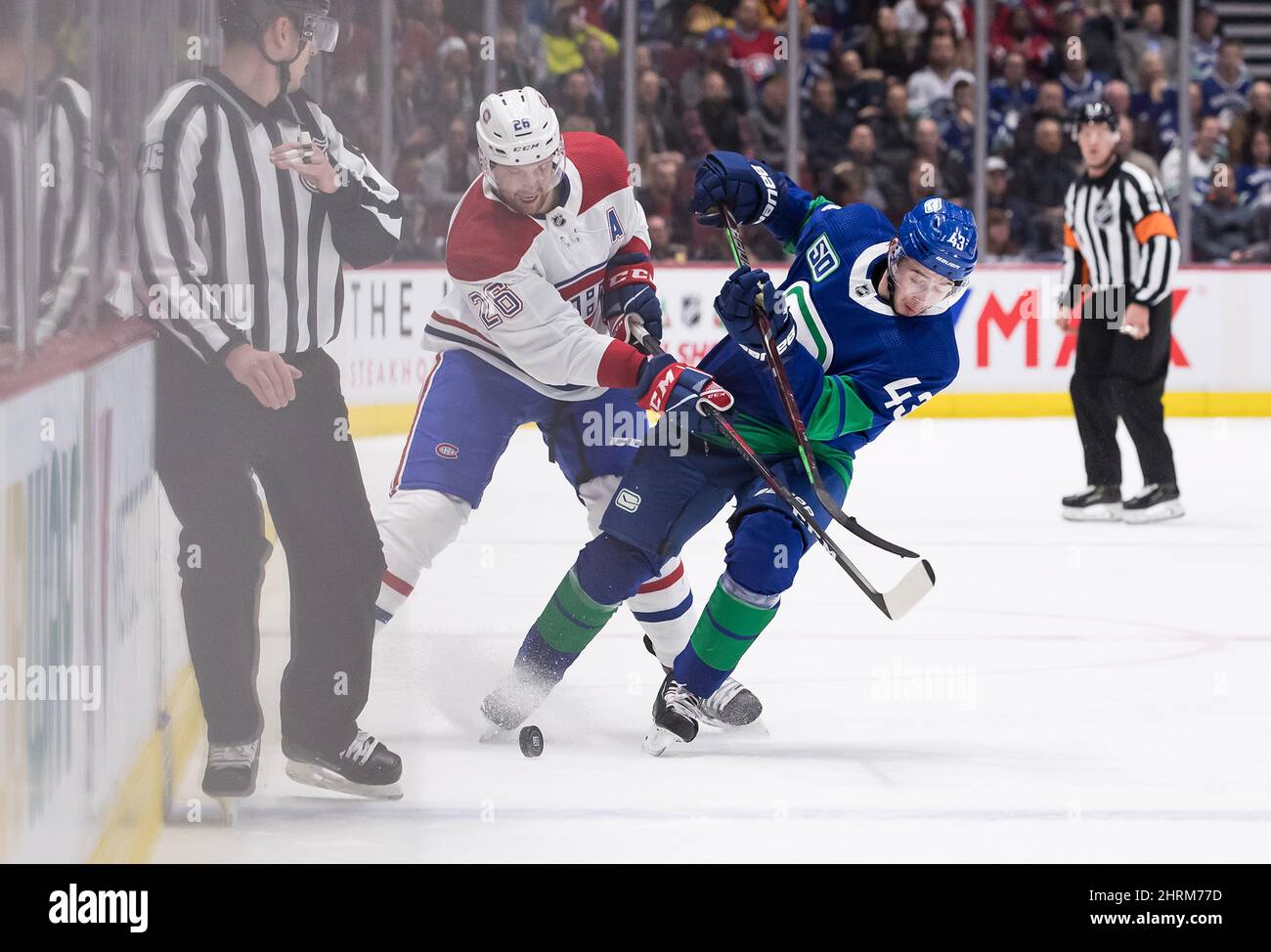 Jeff Petry (26) des Canadiens de Montréal vérifie Quinn Hughes (43) des Canucks de Vancouver lors de la première période d'un match de hockey de la LNH à Vancouver, le mardi 17 décembre 2019. LA PRESSE CANADIENNE/Darryl Dyck Banque D'Images