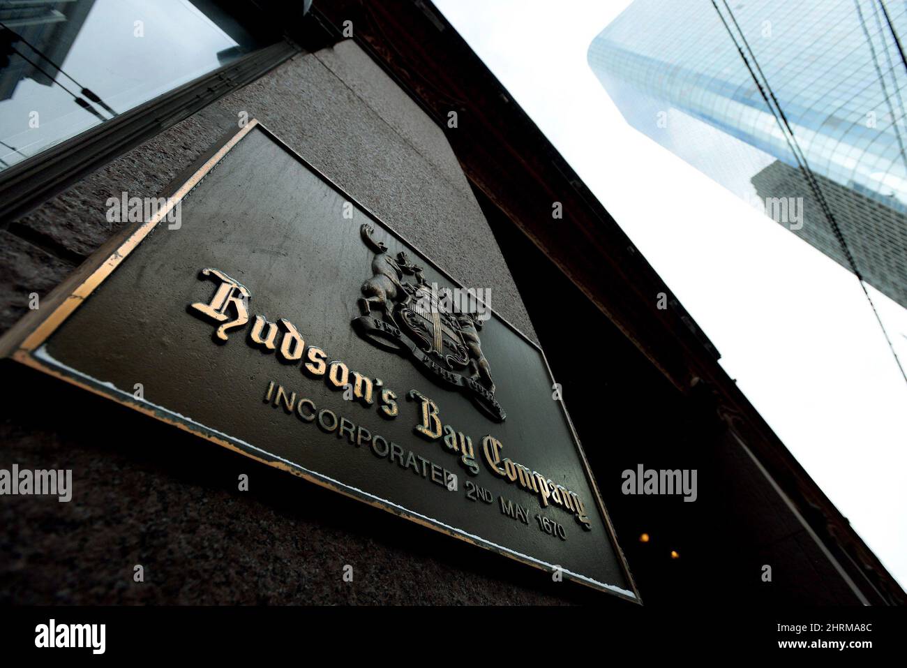 Le magasin phare de la Compagnie de la Baie d'Hudson est photographié à Toronto le 27 janvier 2014. Les actions de Hudson's Bay Co. Ont bondi de près de 10 pour cent dans le commerce tôt après un accord de fin de semaine a mis un mois de bataille pour la compagnie de repos. LA PRESSE CANADIENNE/Nathan Denette Banque D'Images