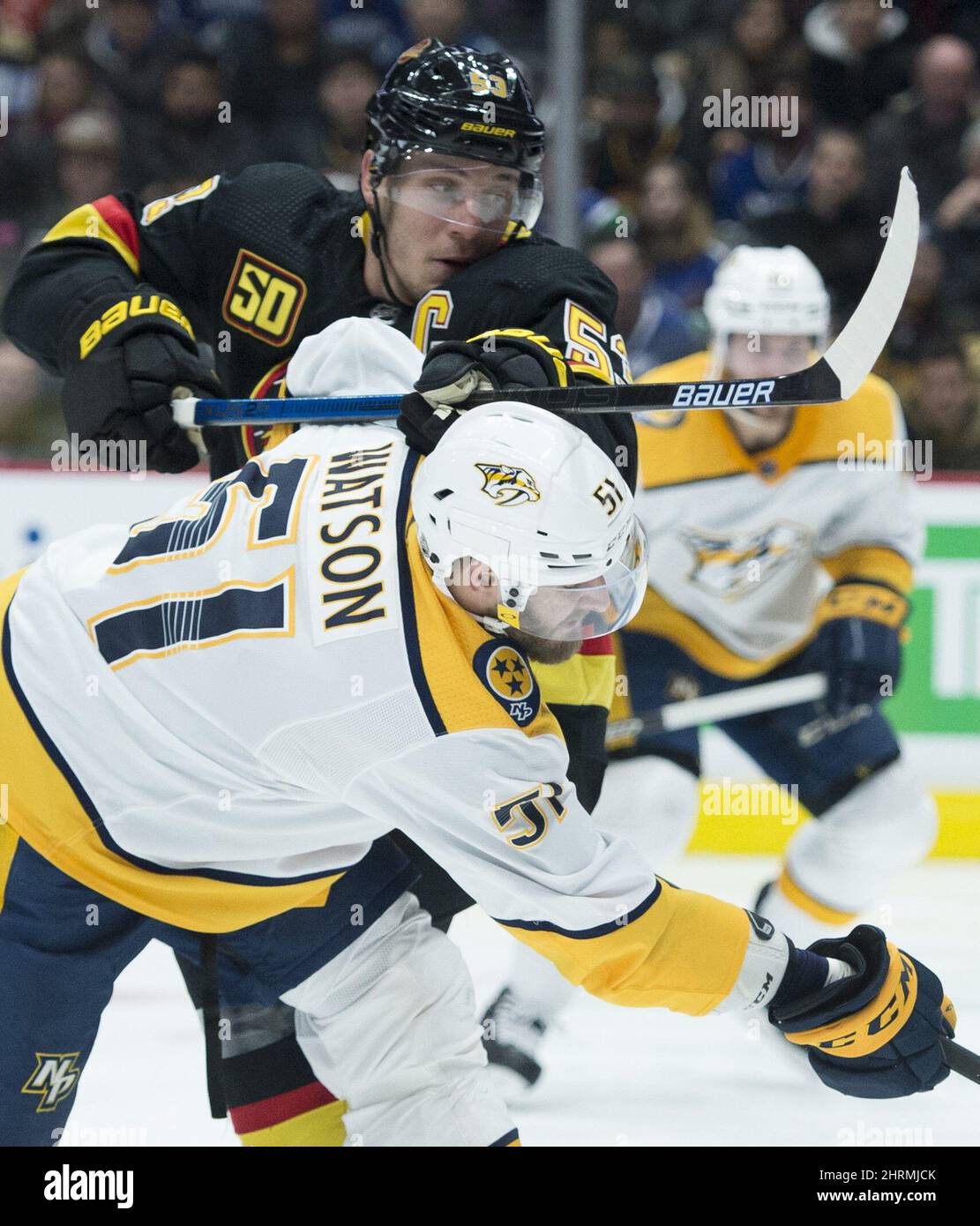 Les prédateurs de Nashville de l'aile gauche Austin Watson (51) se battent pour le contrôle du palet avec le centre des Canucks de Vancouver Bo Horvat (53) pendant la troisième période d'action de la LNH à Vancouver, le lundi 10 février 2020. LA PRESSE CANADIENNE/Jonathan Hayward Banque D'Images