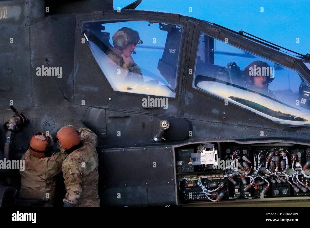Près de Las Cruces, Nouveau-Mexique, Etats-Unis. 10th févr. 2022. Les réparateurs de systèmes d'armement, affectés au 1-501st Bataillon, Brigade de l'aviation de combat, 1st Armored Division, effectuent des vérifications mécaniques et électriques après le vol d'un hélicoptère Apache AH-64 qui retourne au camp après avoir complété une partie de qualification de l'arme à feu à fort Bliss McGregor Range au Nouveau-Mexique, le 10 février 2022. Ces soldats sont chargés de s'assurer que les systèmes électriques, avioniques et d'armement des hélicoptères fonctionnent correctement. Crédit: Armée américaine/ZUMA Press Wire Service/ZUMAPRESS.com/Alamy Live News Banque D'Images