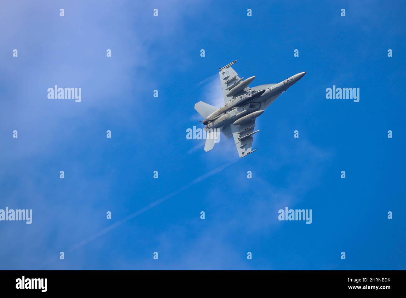 MER DES PHILIPPINES (fév 24, 2022) un F/A-18E Super Hornet, affecté aux 'vigilantes' du Strike Fighter Squadron (VFA) 151, survole le pont de vol du porte-avions de la classe Nimitz USS Abraham Lincoln (CVN 72). Abraham Lincoln Strike Group est en cours de déploiement prévu dans la zone d'exploitation de la flotte américaine 7th afin d'améliorer l'interopérabilité par le biais d'alliances et de partenariats tout en servant de force d'intervention prête à l'emploi pour soutenir une région Indo-Pacifique libre et ouverte. (É.-U. Photo de la marine par le Spécialiste des communications de masse 3rd classe Javier Reyes) Banque D'Images
