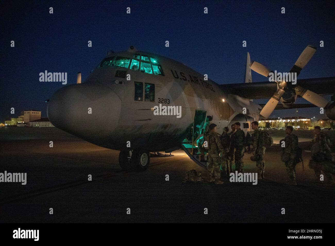 Les parachutistes de la Brigade aéroportée 173rd embarquèrent un Hercules C130J pendant la préparation du déploiement, base aérienne d'Aviano, Italie, 23 février 2022. Les parachutistes, de Vicenza, en Italie, sont partis pour la Lettonie pour assurer nos alliés et partenaires et décourager l'agression. (É.-U. Photo de l'armée par PFC. Semaj Johnson) Banque D'Images