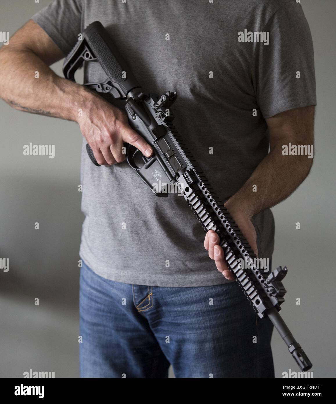 Un titulaire de permis d'armes à feu à autorisation restreinte détient un  AR-15 à son domicile à Langley, en Colombie-Britannique, le vendredi 1 mai  2020. Le gouvernement fédéral a interdit une vaste