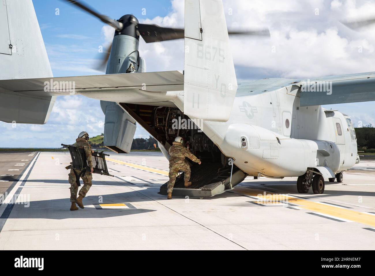 Les soldats américains avec 8th membres du détachement chirurgical et de réanimation avant (DSRF) effectuent des exercices d'évacuation médicale avec un aéronef MV-22B Osprey affecté à l'escadron de Tilitrotor intermédiaire (VMM) 268 de Marine corps base Hawaii, Hawaii, le 15 février 2022. Cette formation conjointe a été menée pour étendre les capacités terrestres et aériennes conjointes entre l'Armée de terre des États-Unis et le corps des Marines. (É.-U. Photo du corps marin par Cpl. Dalton J. Payne) Banque D'Images