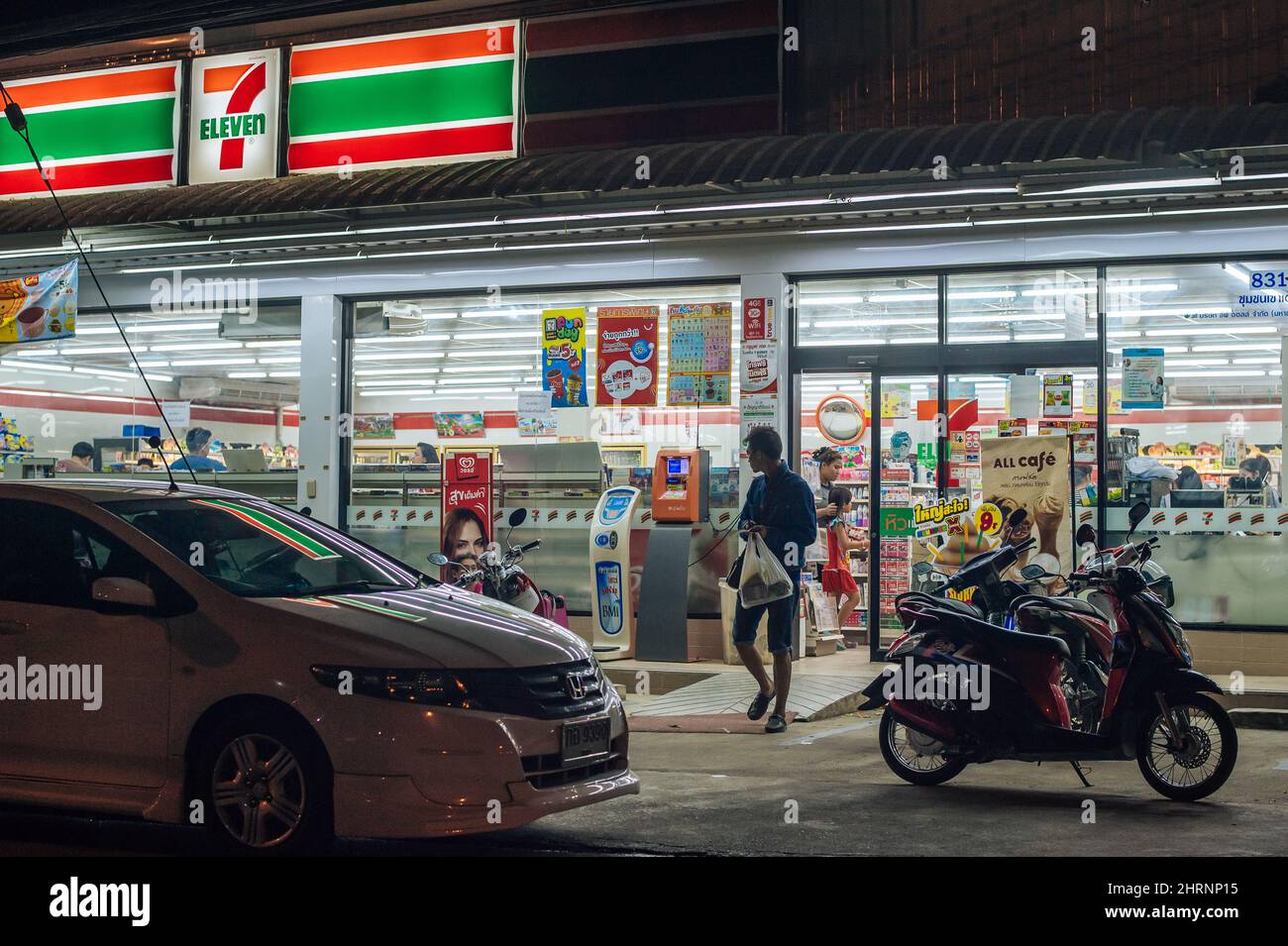 Scène urbaine à l'extérieur d'un magasin de sept onze la nuit dans le village de Khao Tao au sud de Hua Hin. Hua Hin est une destination de voyage importante. Banque D'Images