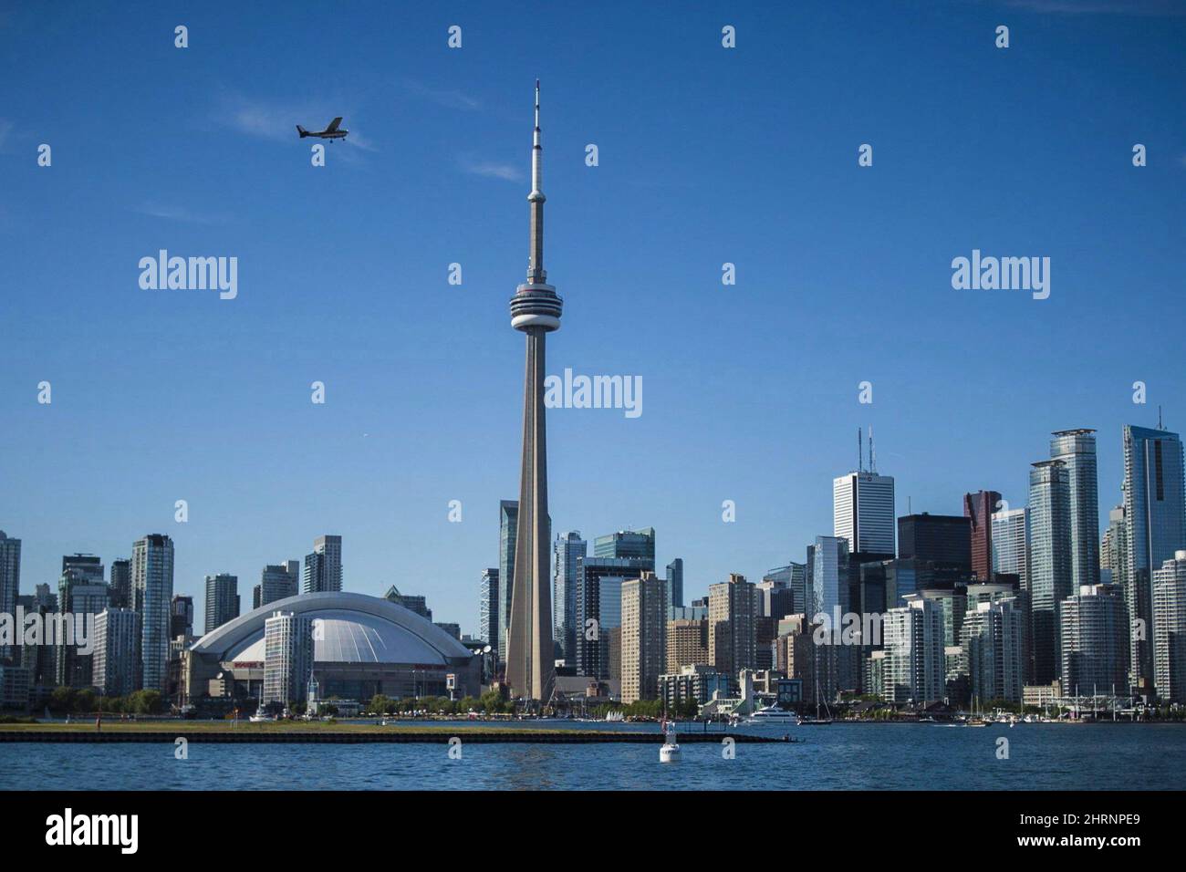 L'agence de Toronto qui exploite trois lieux artistiques prestigieux affirme que d'autres licenciements signifient que 115 postes à temps plein ont maintenant été touchés par la pandémie. L'horizon de Toronto est photographié depuis le ferry de Hanlan point lorsqu'il retourne en ville le jeudi 21 juin 2018. LA PRESSE CANADIENNE/Tijana Martin Banque D'Images