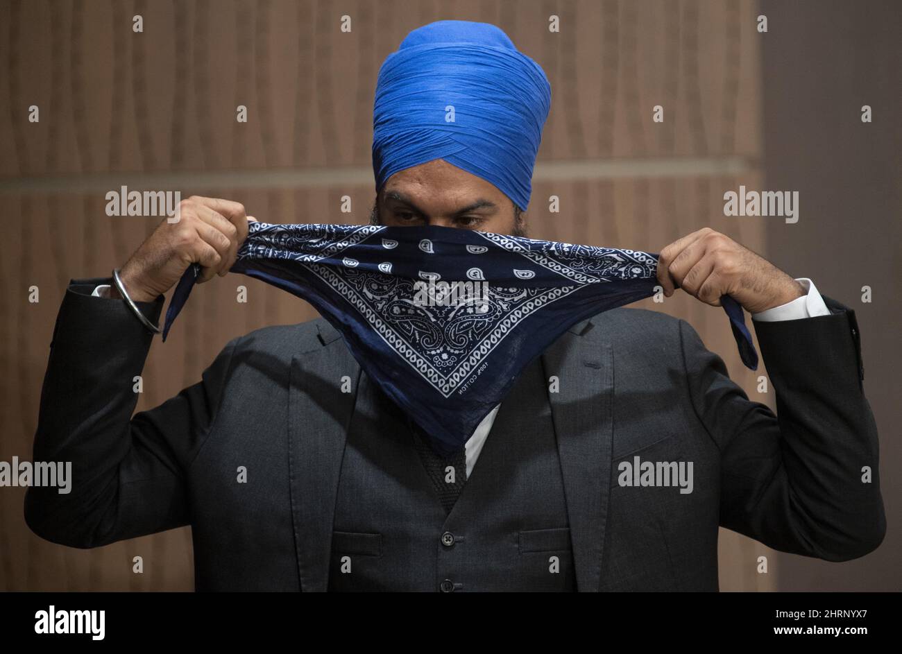 Le chef du NPD, Jagmeet Singh, pose un masque facial lorsqu'il quitte ...