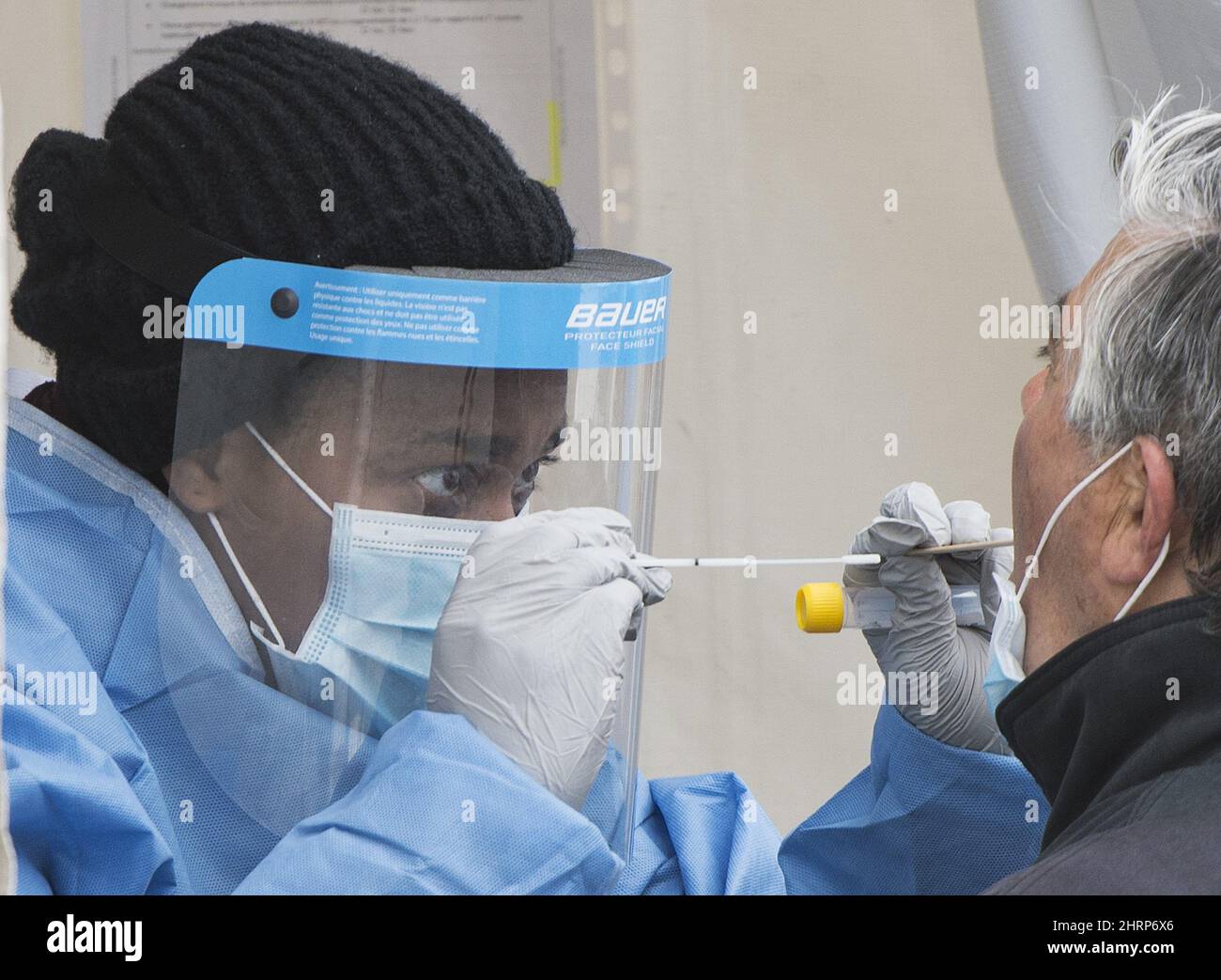 Un travailleur de la santé se prépare à procéder à un écouvillonnage dans une clinique d'essai sans rendez-vous COVID-19 à Montréal-Nord, le dimanche 10 mai 2020. La Nouvelle-Écosse signale un nouveau cas de COVID-19, portant à cinq le nombre total de cas actifs dans la province. LA PRESSE CANADIENNE/Graham Hughes Banque D'Images