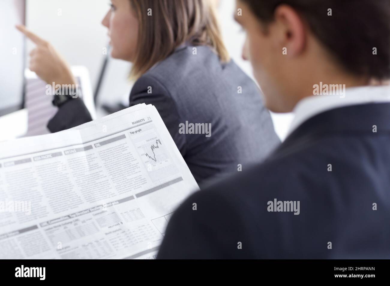 Voir des augmentations et des chutes sur le marché. Photo de deux collègues effectuant des recherches financières au bureau. Banque D'Images